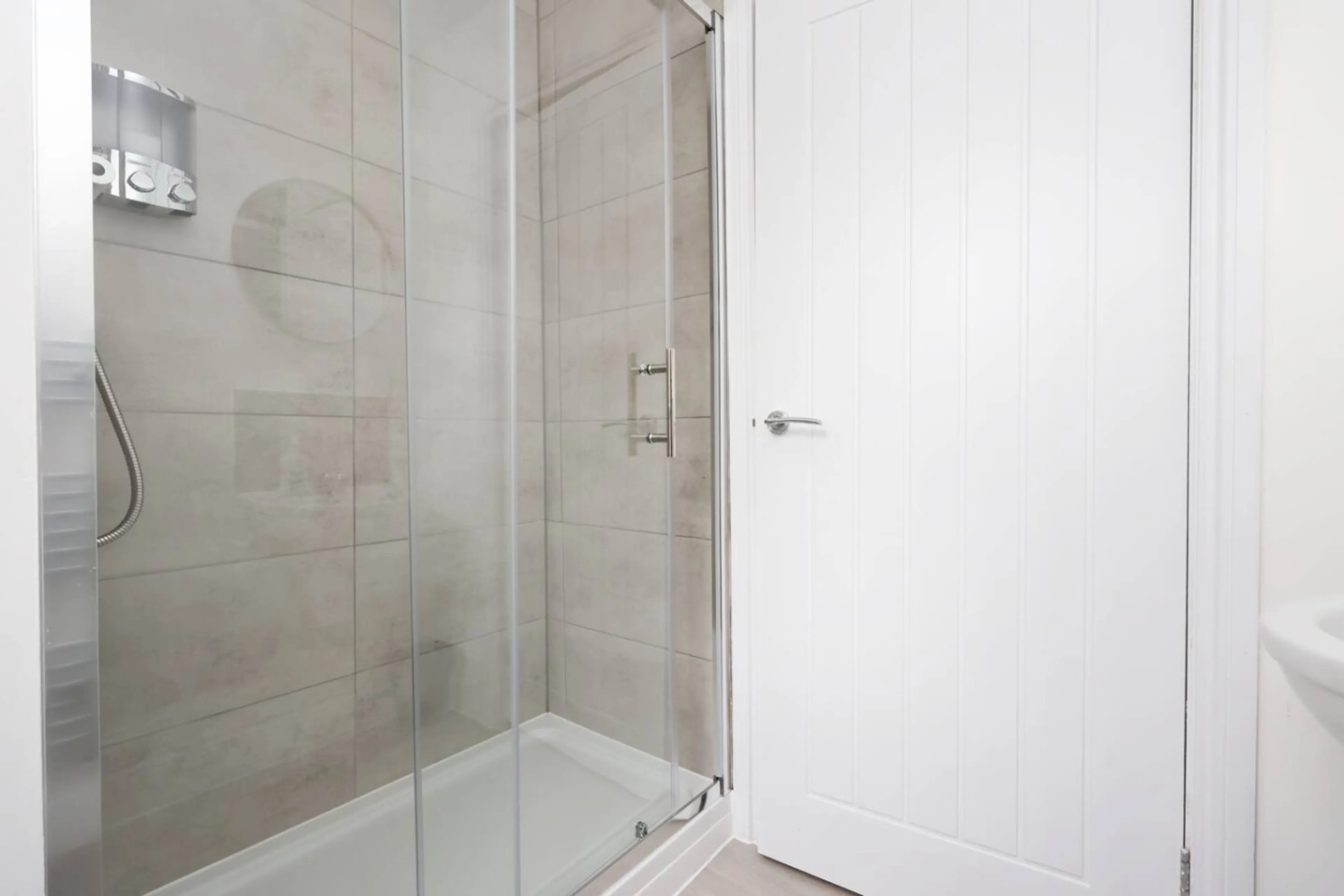 156 Station Road Room 3 - Image 4