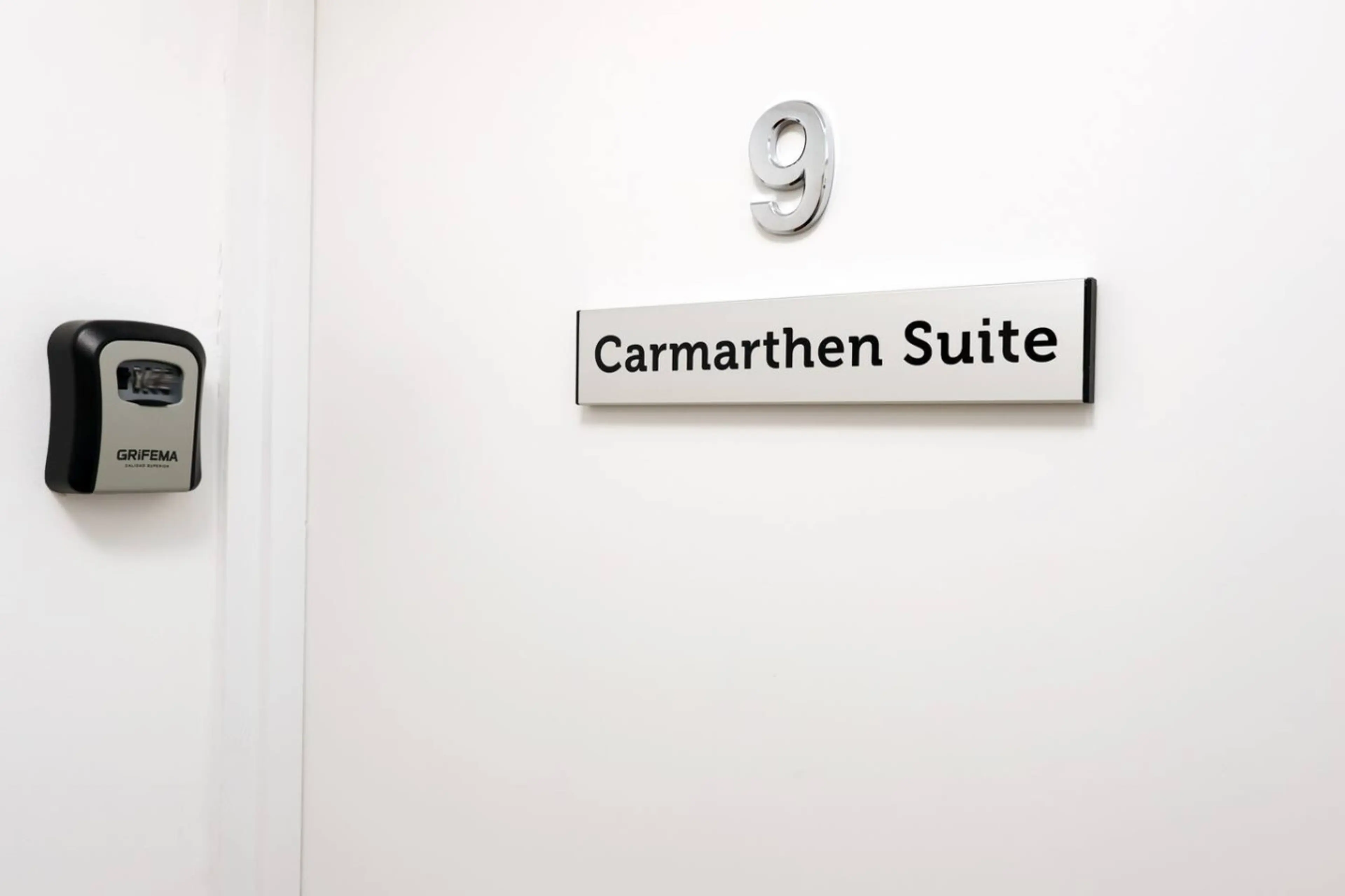 The New Lodge - Room 9 - Image 17