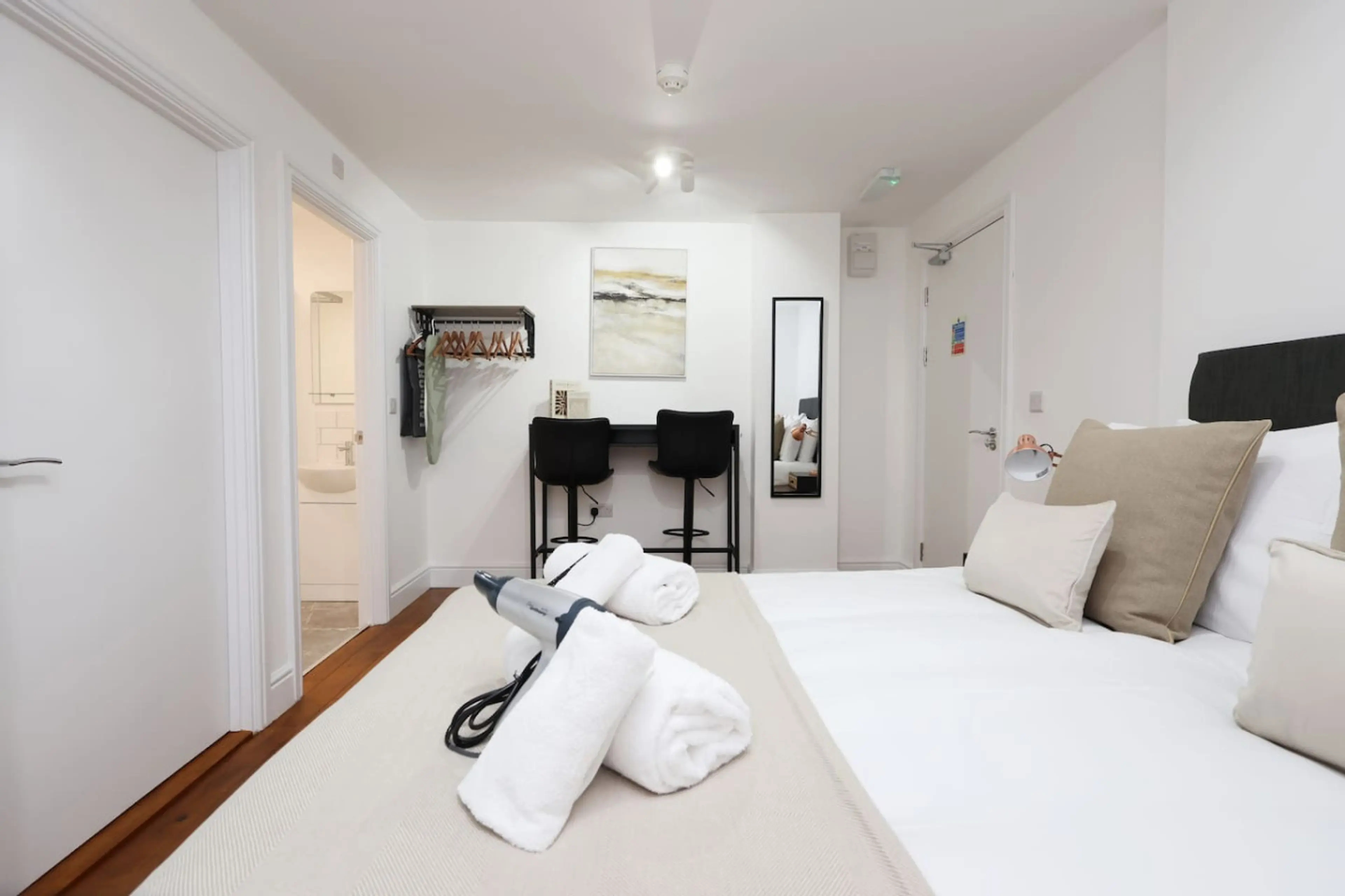 The New Lodge - Room 11 - Image 11