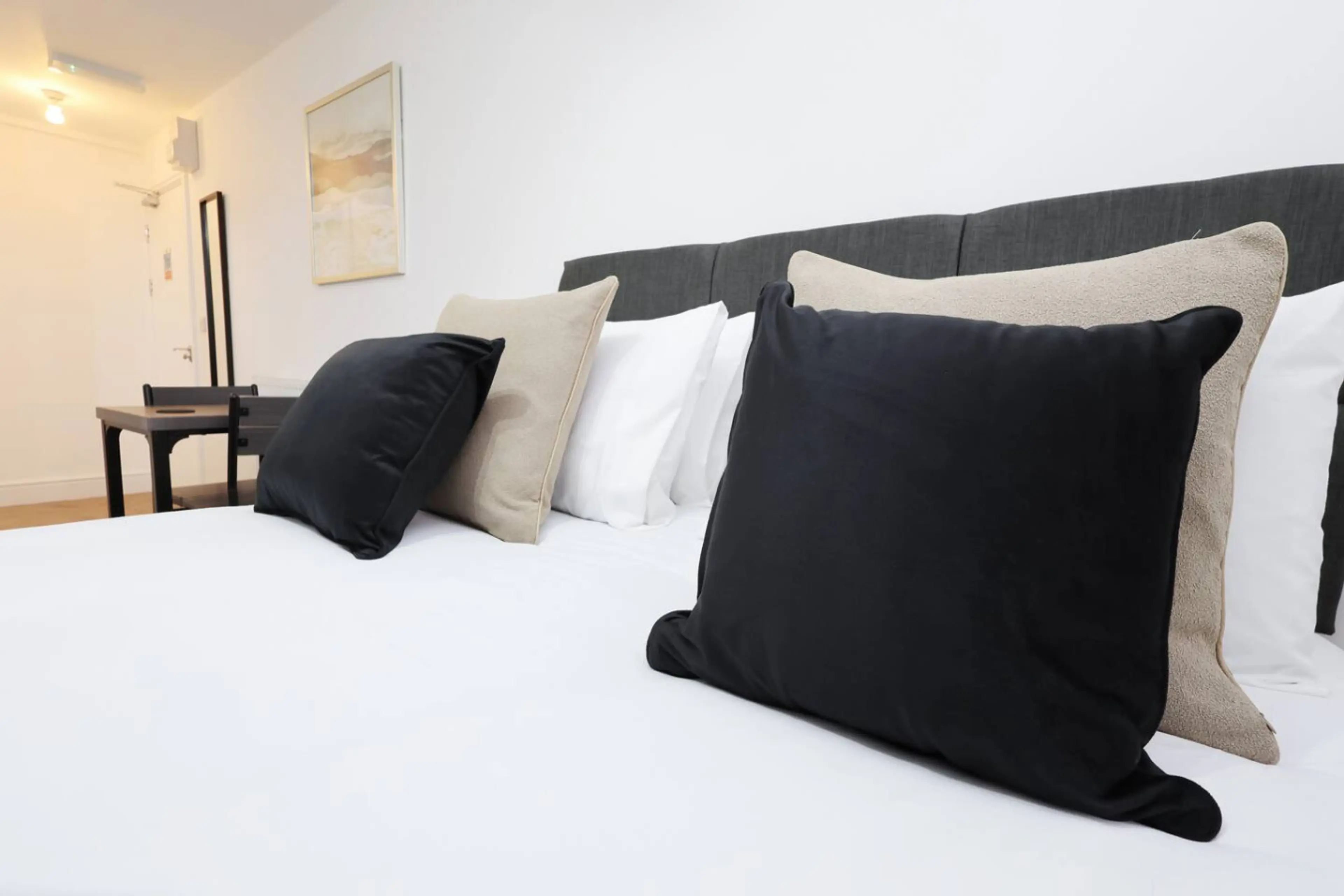 The New Lodge - Room 8 - Image 27