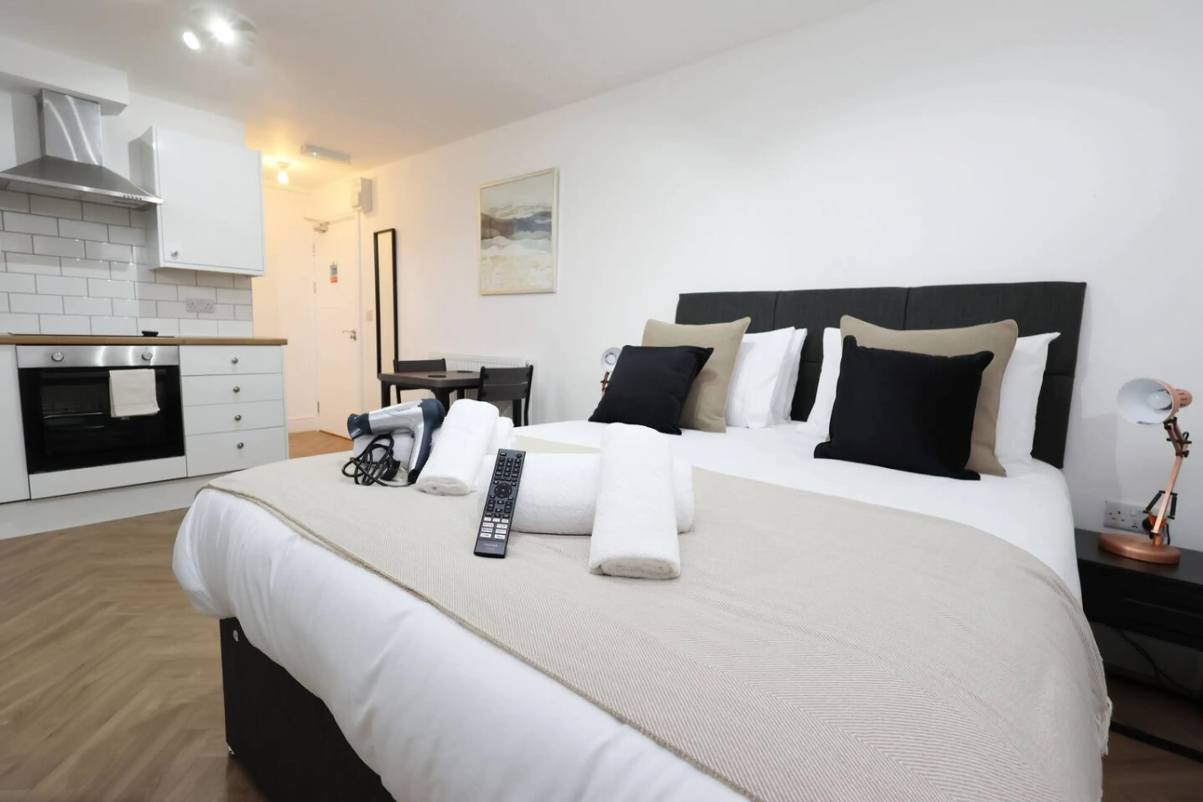 The New Lodge - Room 8 - Image 25