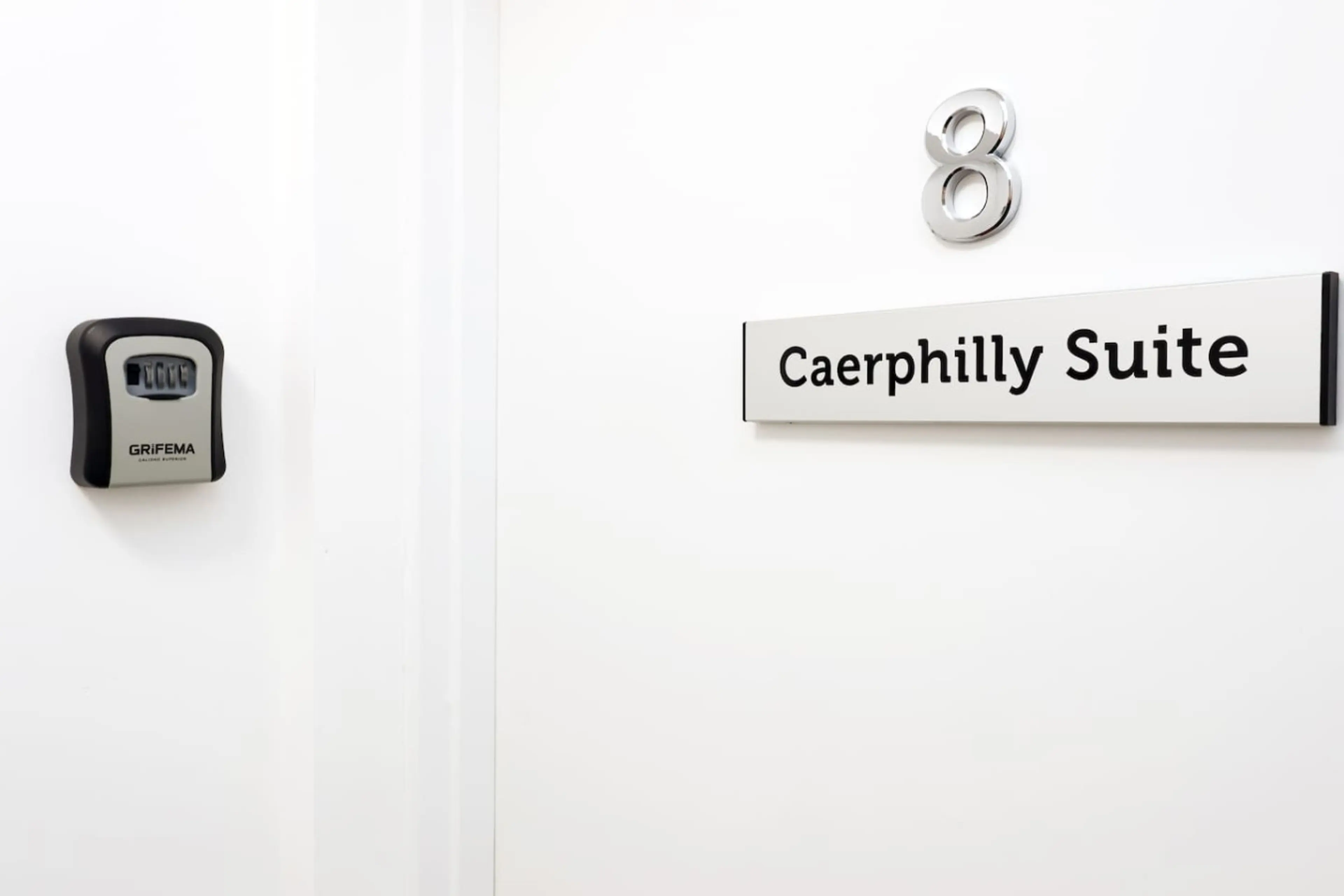 The New Lodge - Room 8 - Image 19