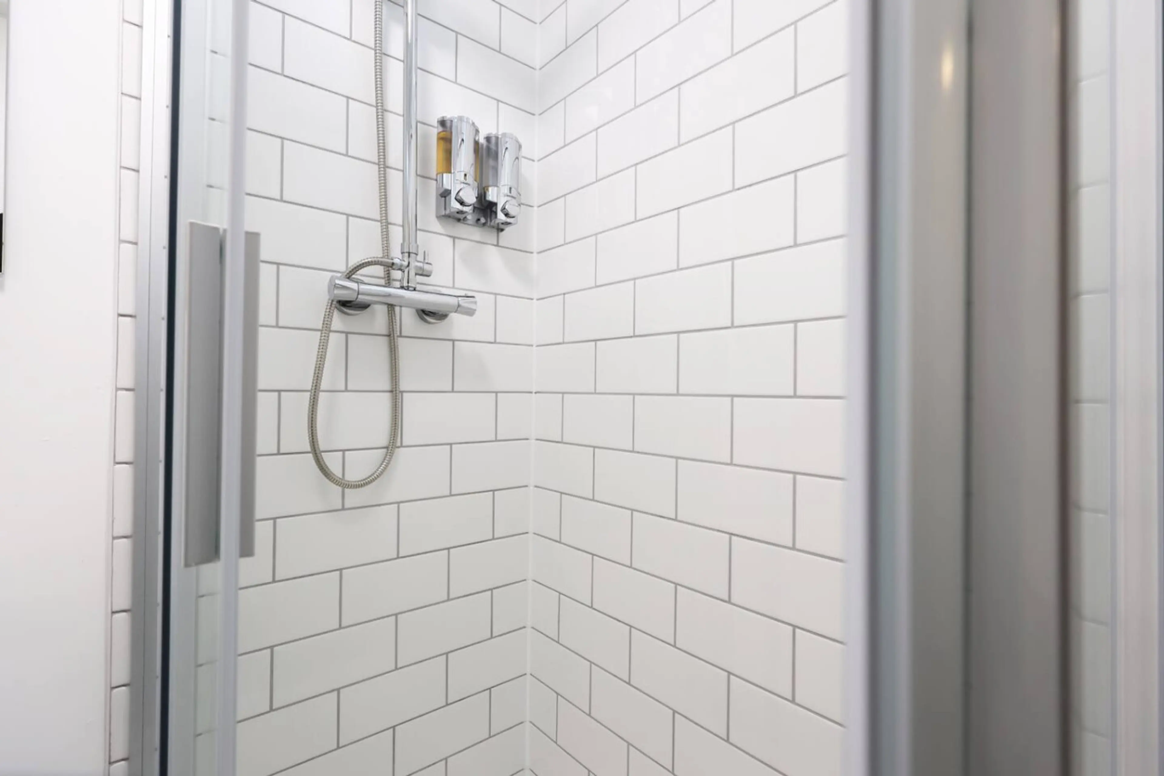 The New Lodge - Room 8 - Image 11