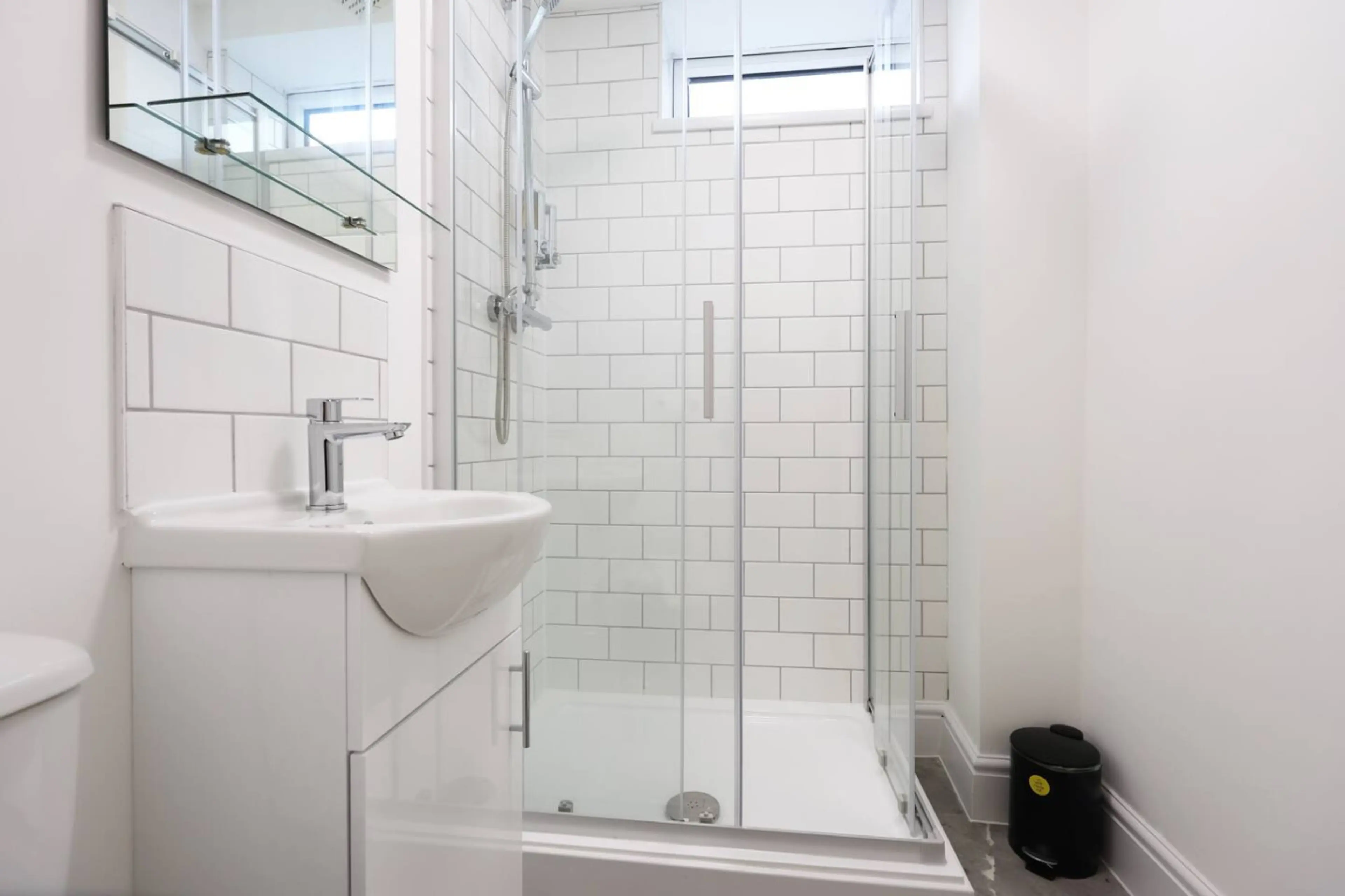 The New Lodge - Room 8 - Image 16