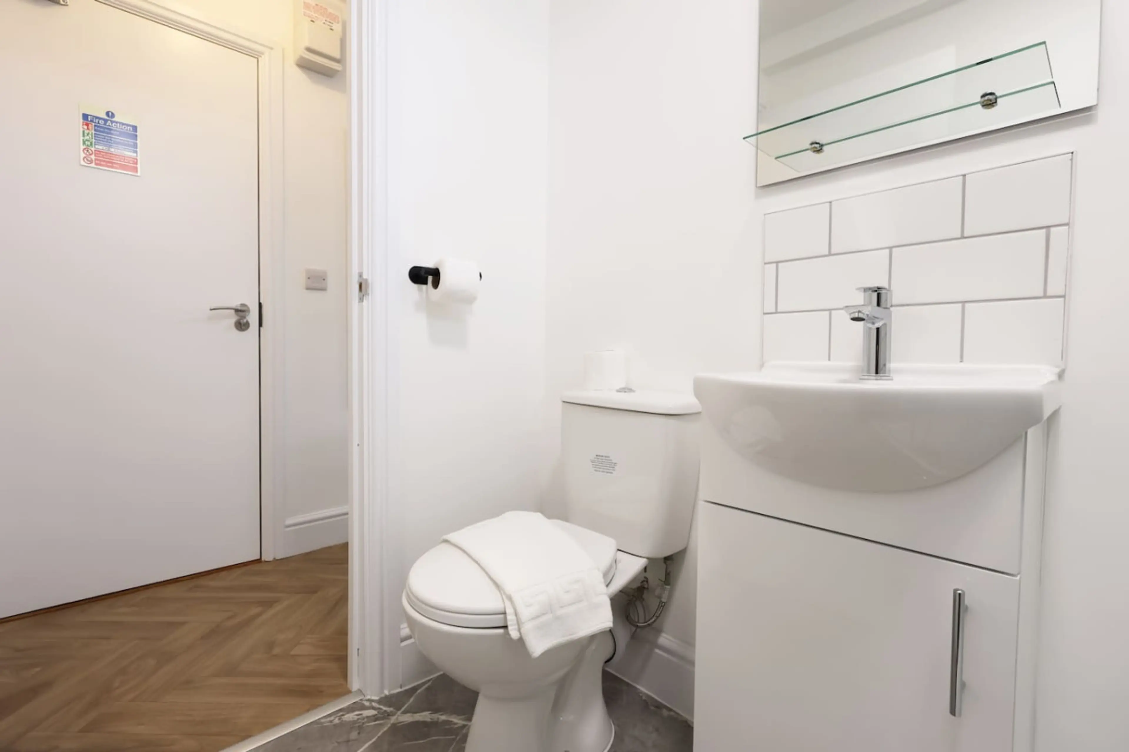 The New Lodge - Room 8 - Image 17