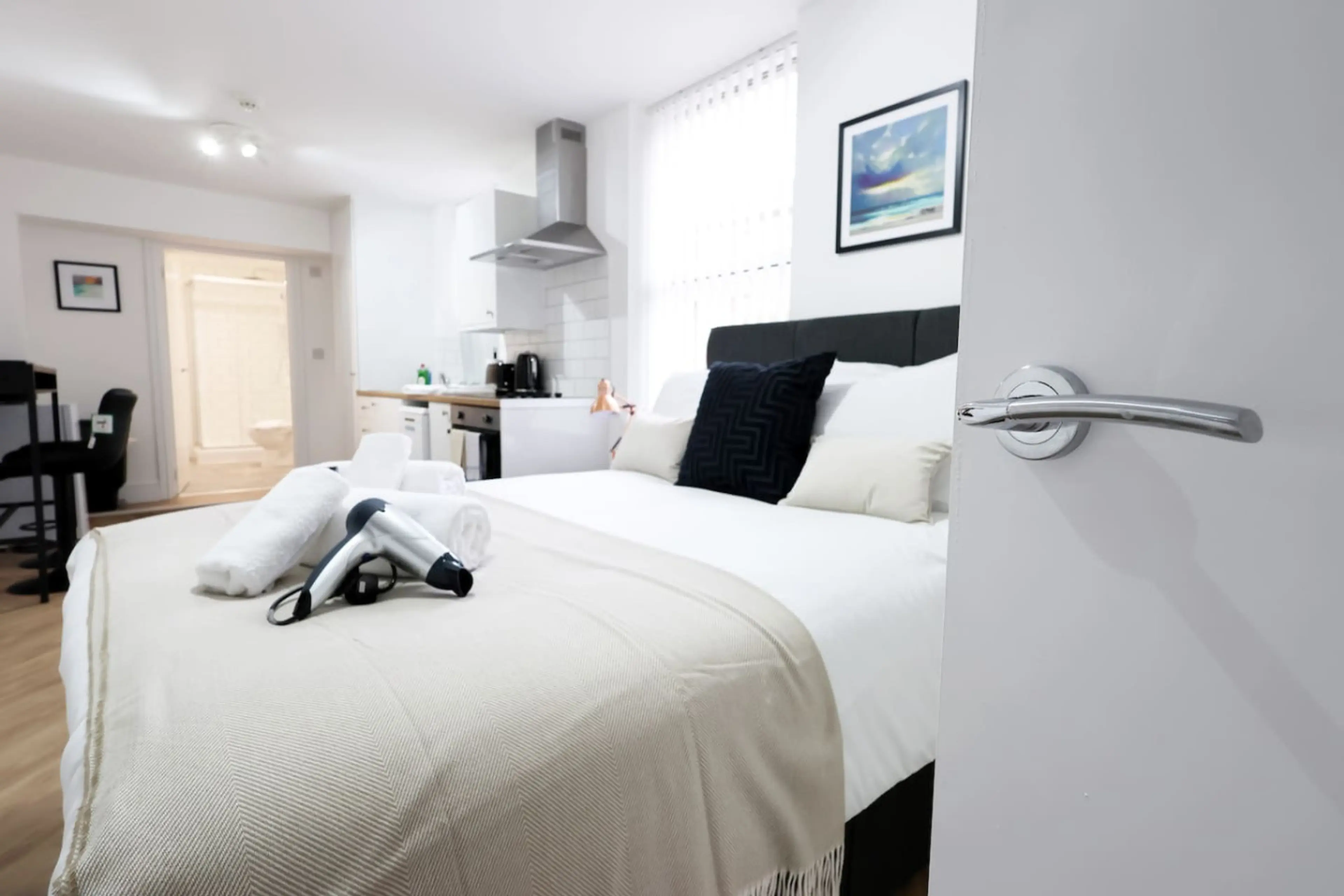 The New Lodge - Room 10 - Image 15