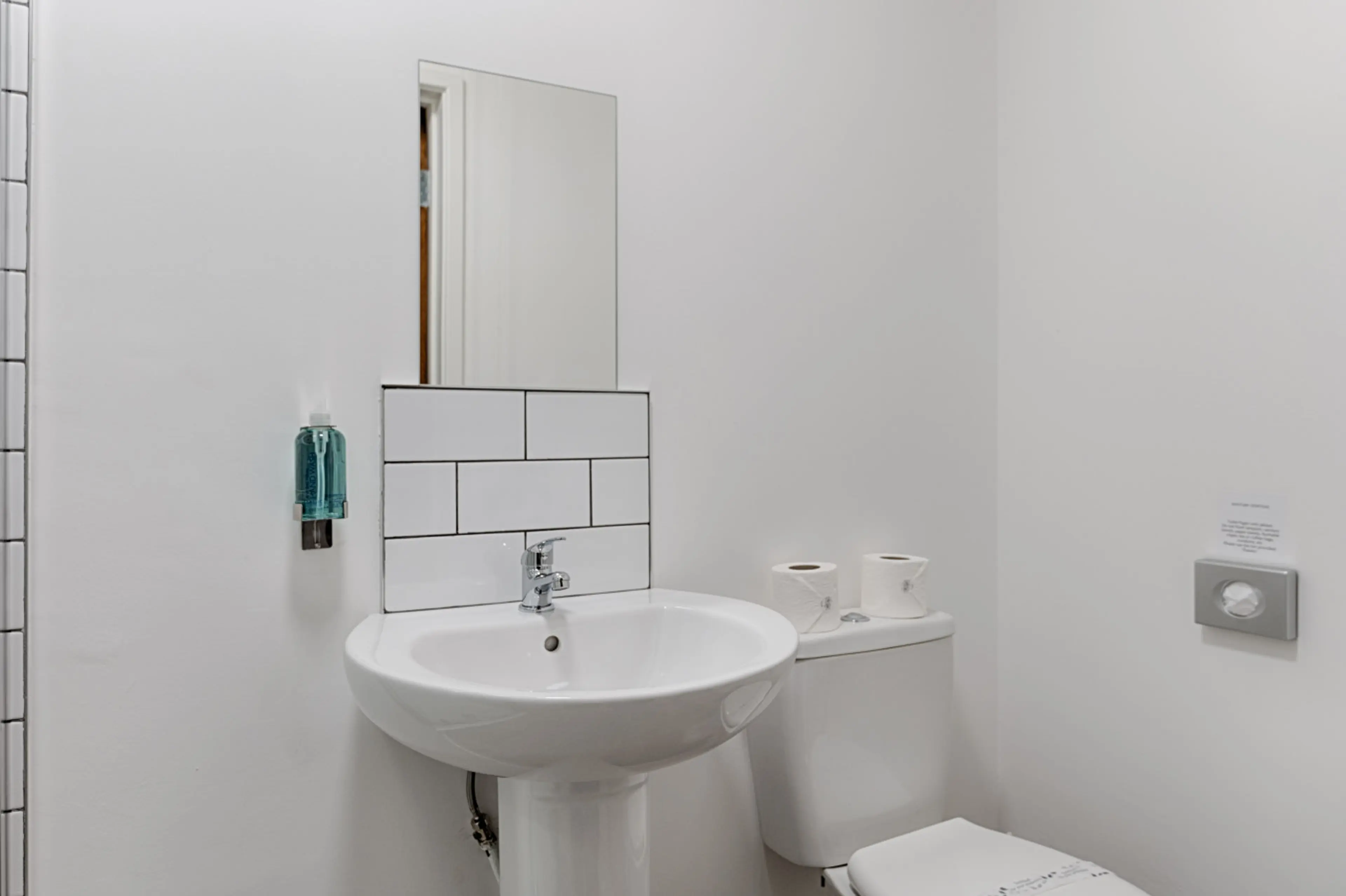 Studio 6 - 150 Neath Road - Image 7