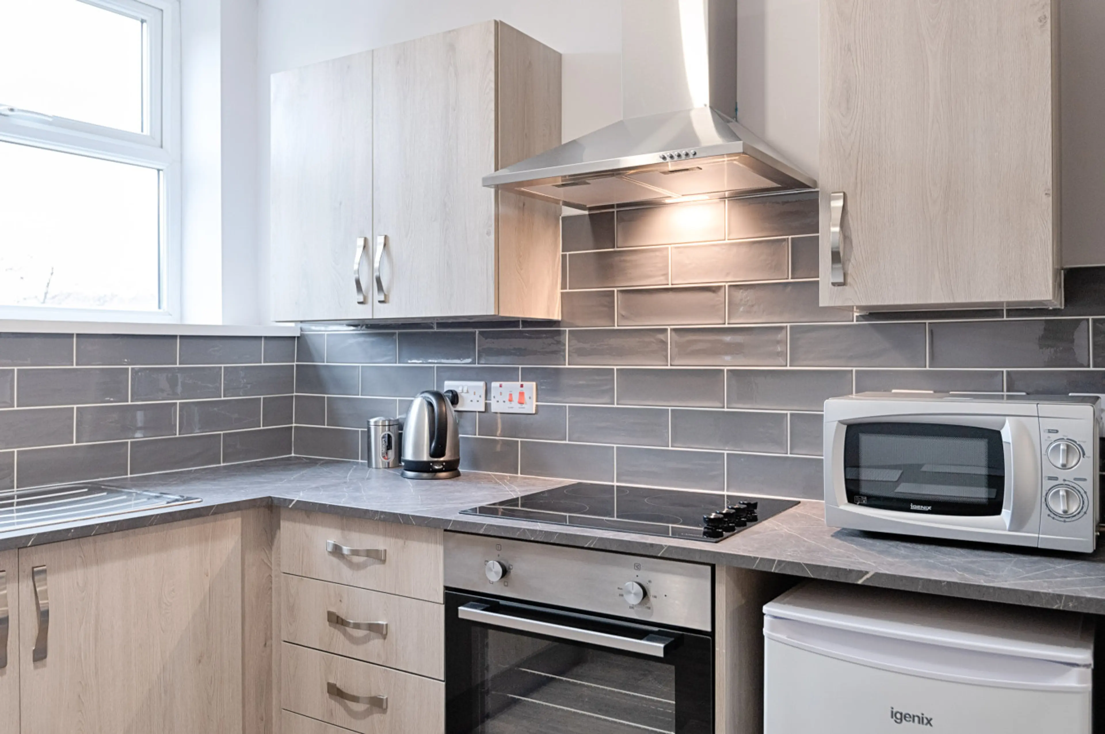 Studio 6 - 150 Neath Road - Image 10