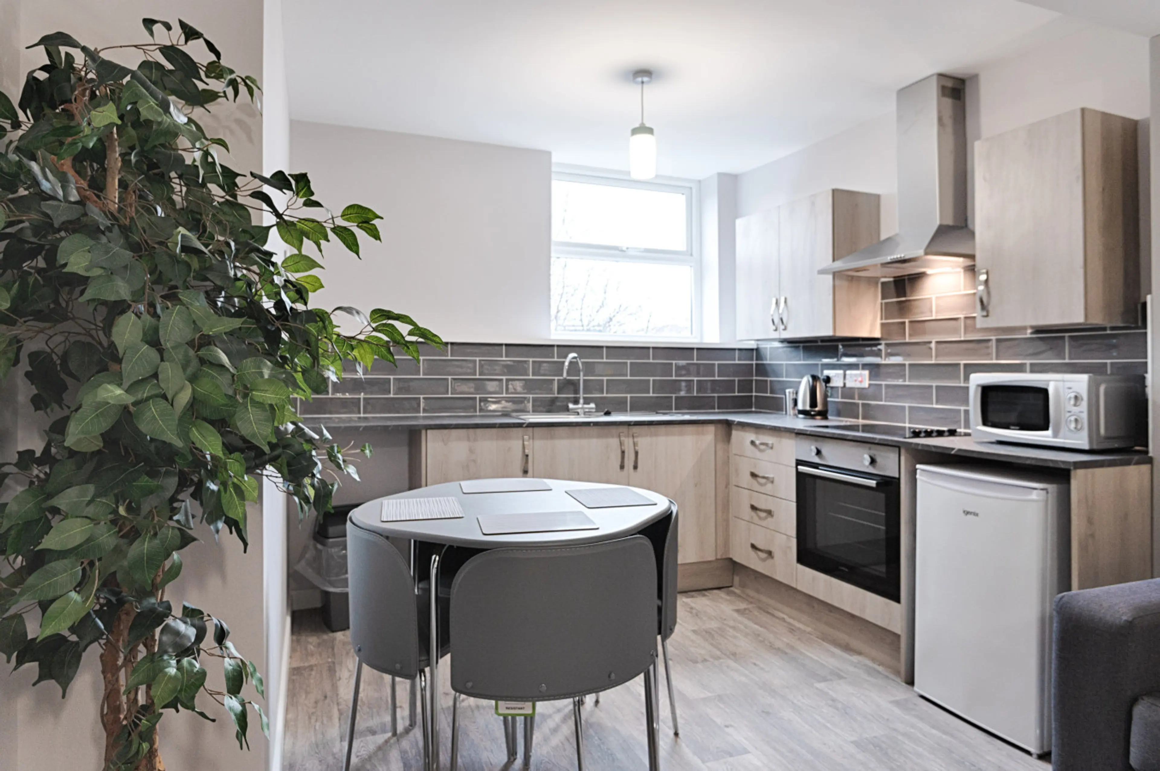 Studio 6 - 150 Neath Road - Image 9