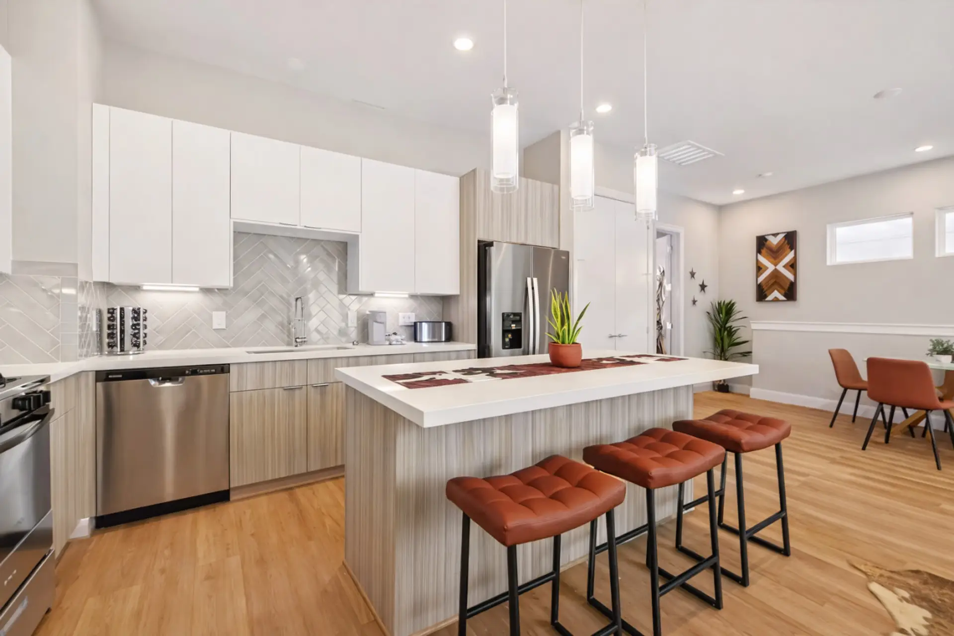 Modern Kitchen: Chic design and vibrant accents invite culinary adventures and gatherings!