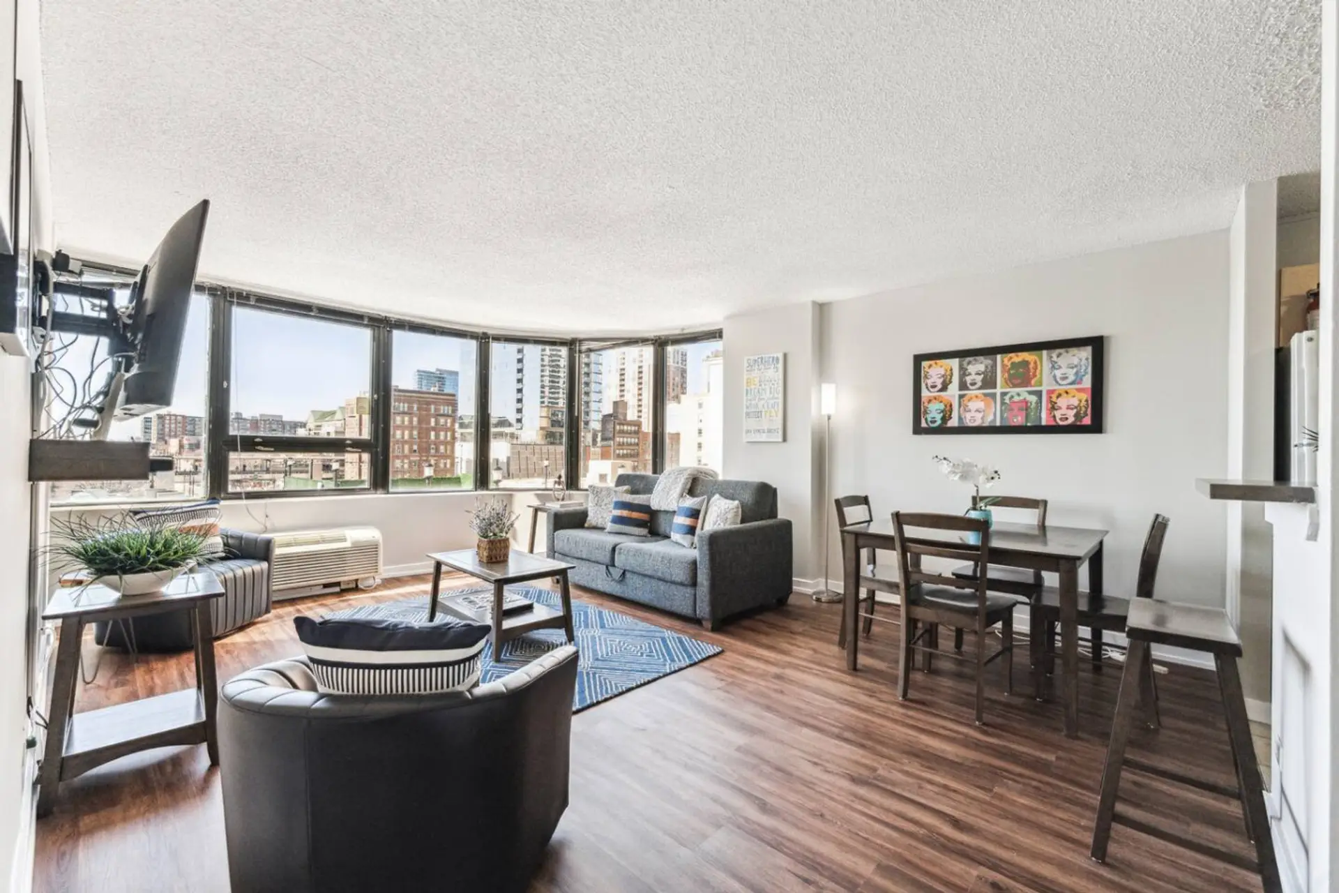 Cozy corners and happy memories. With beautiful City View and a Smart TV!