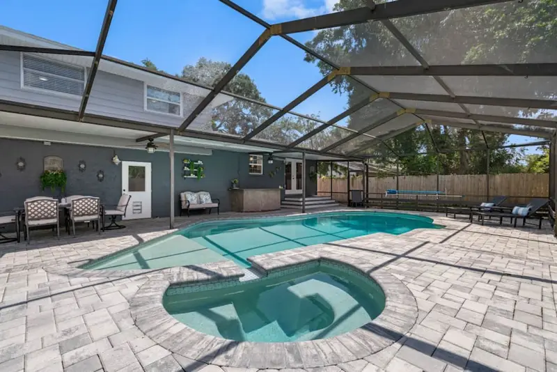 Large 2 story Clearwater pool home mins from the beach