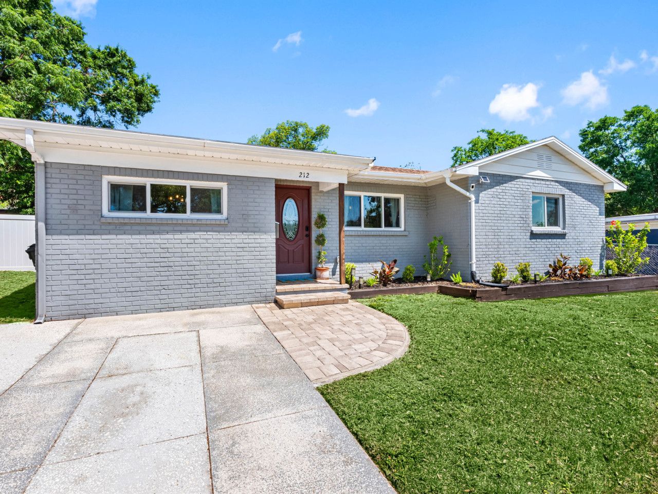 Charming 3 bedroom home with heated pool in Lakeland