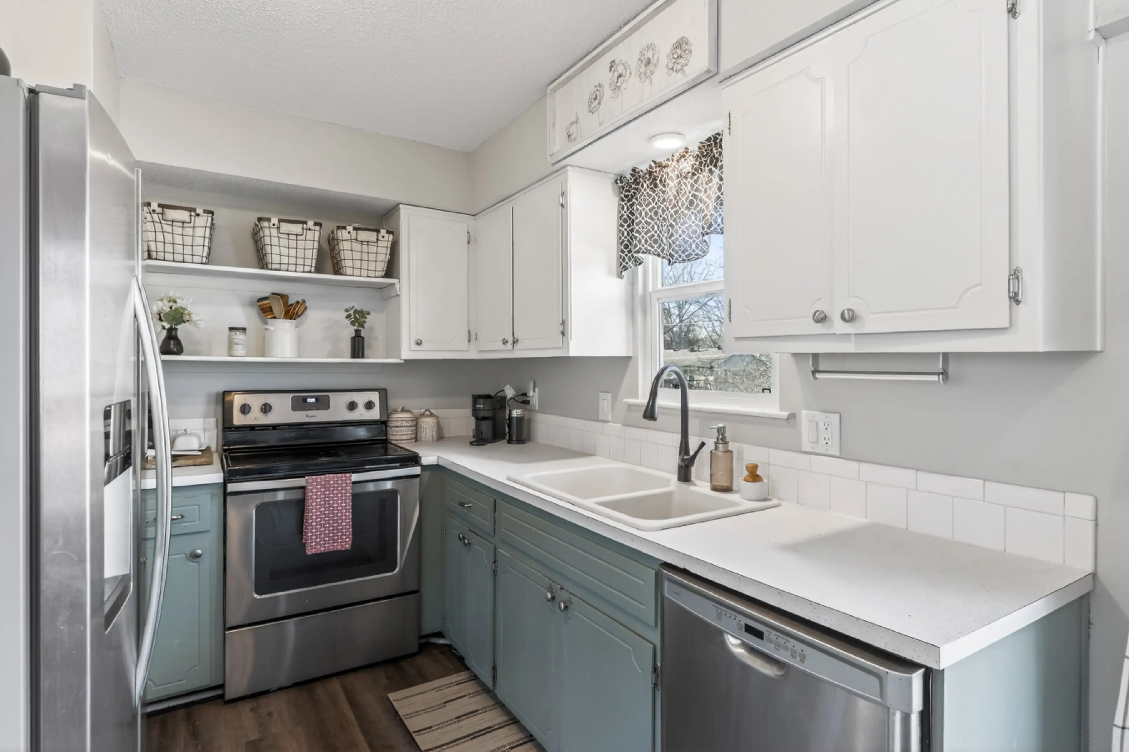 Bright, clean, and fully equipped-this kitchen makes everything from morning coffee to family dinners effortlessly and enjoyable.