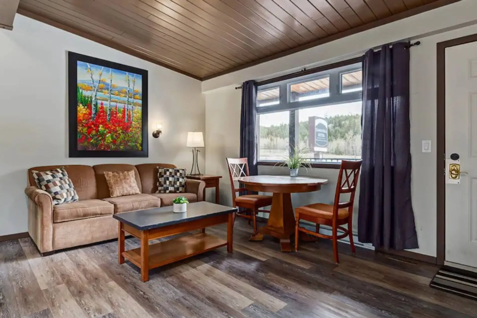 Open concept living/dining/kitchenette