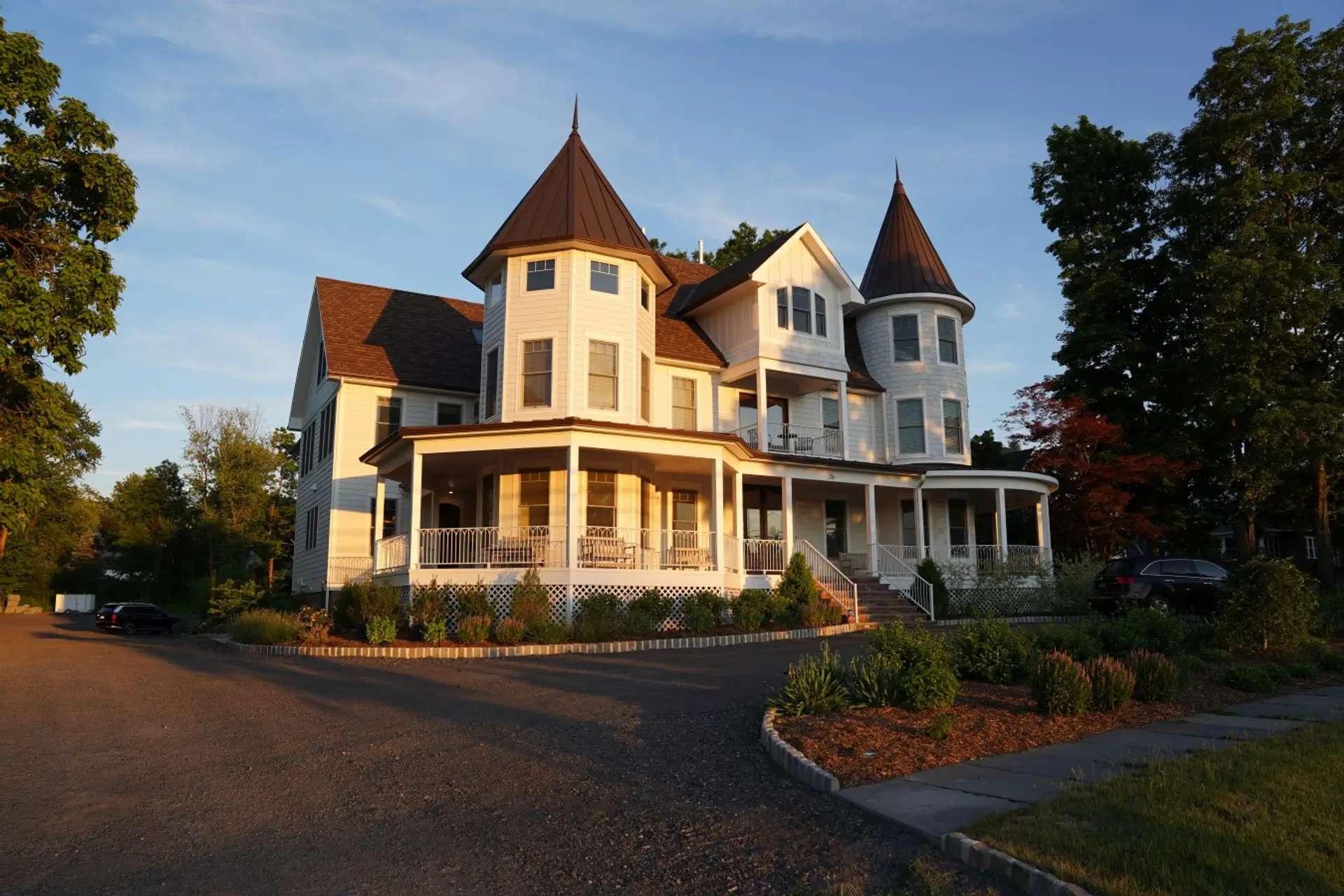Parkway House Family Friendly Boutique Bed & Breakfast in Goshen NY. A beautifully restored turn of the century Victorian home offering spacious rooms and warm hospitality, just steps from the Historic Track and Goshen's charming Main Street.
