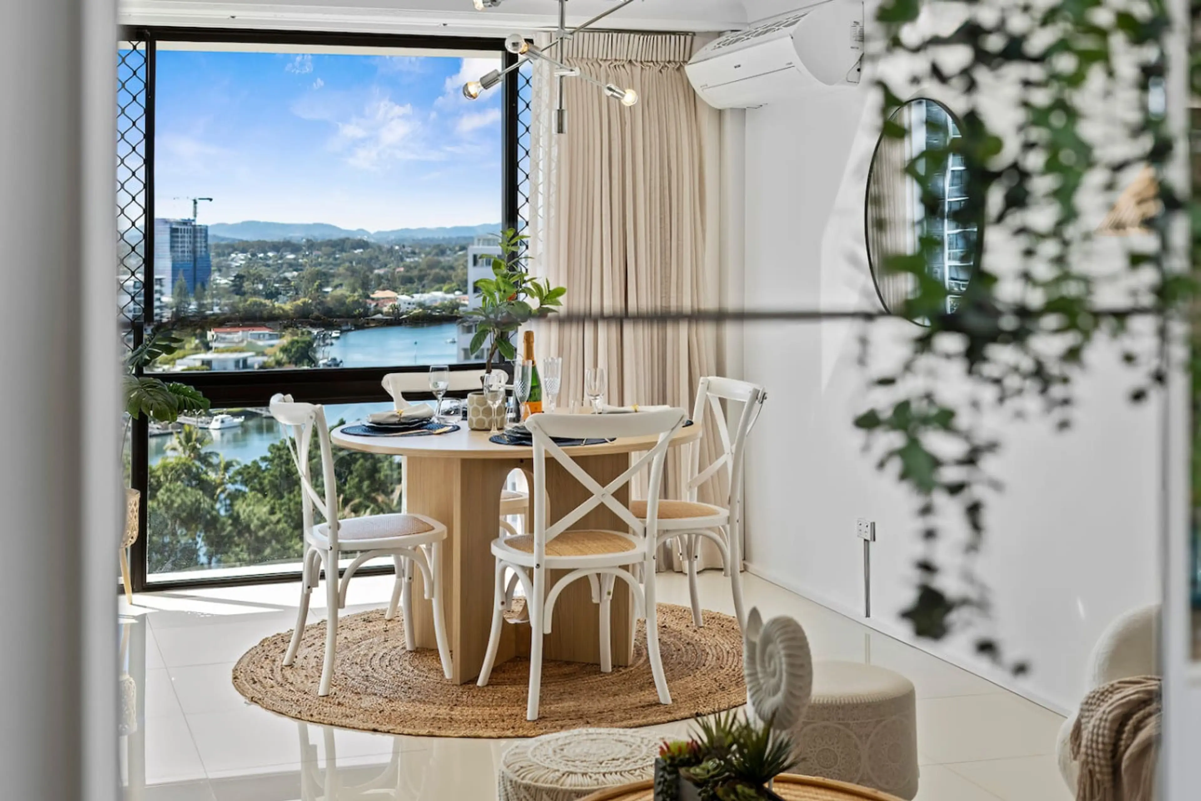 Enjoy your meals bathed in natural light with sweeping river and city views