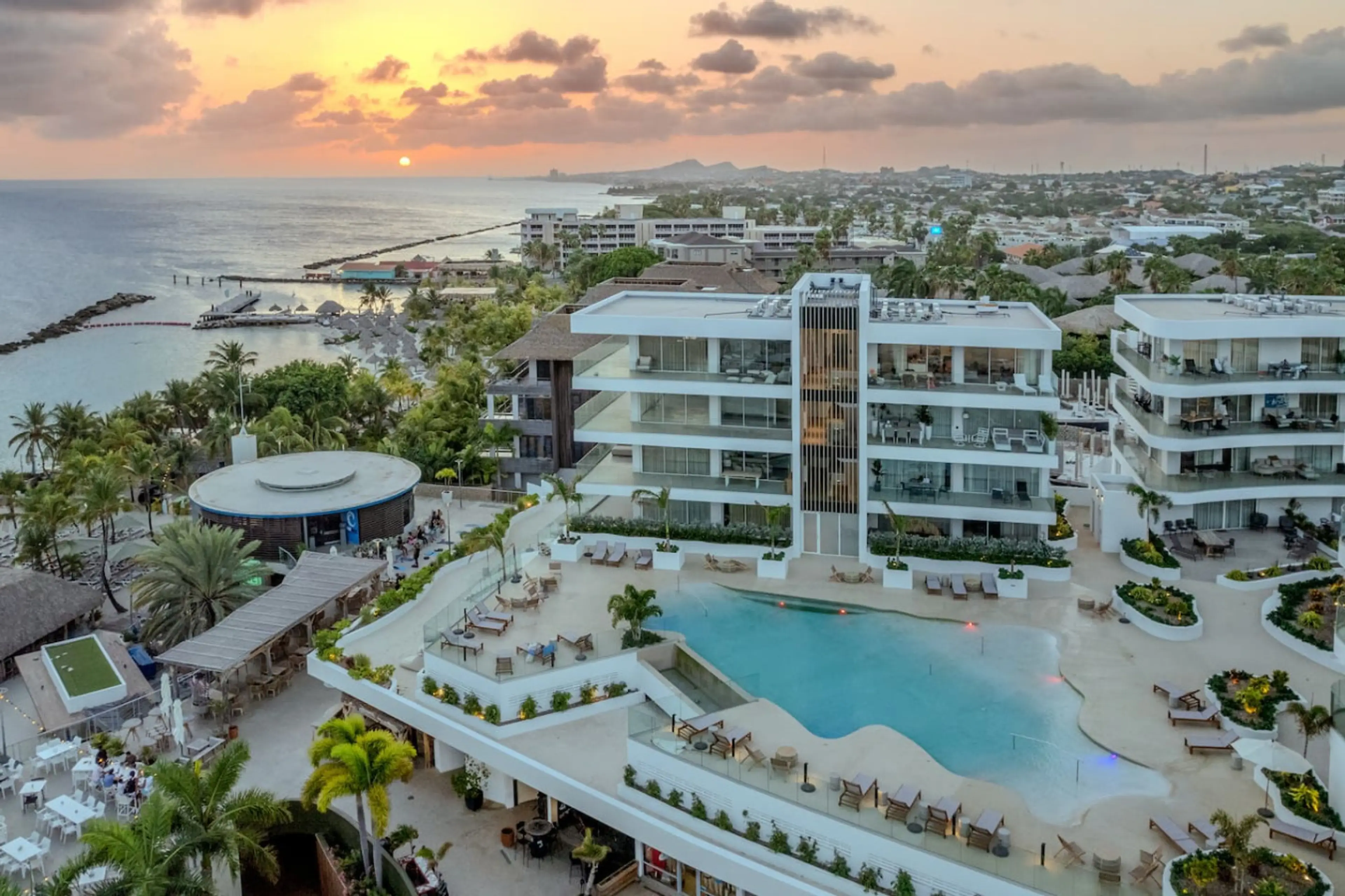 One Mambo residence with swimming pool and restaurants