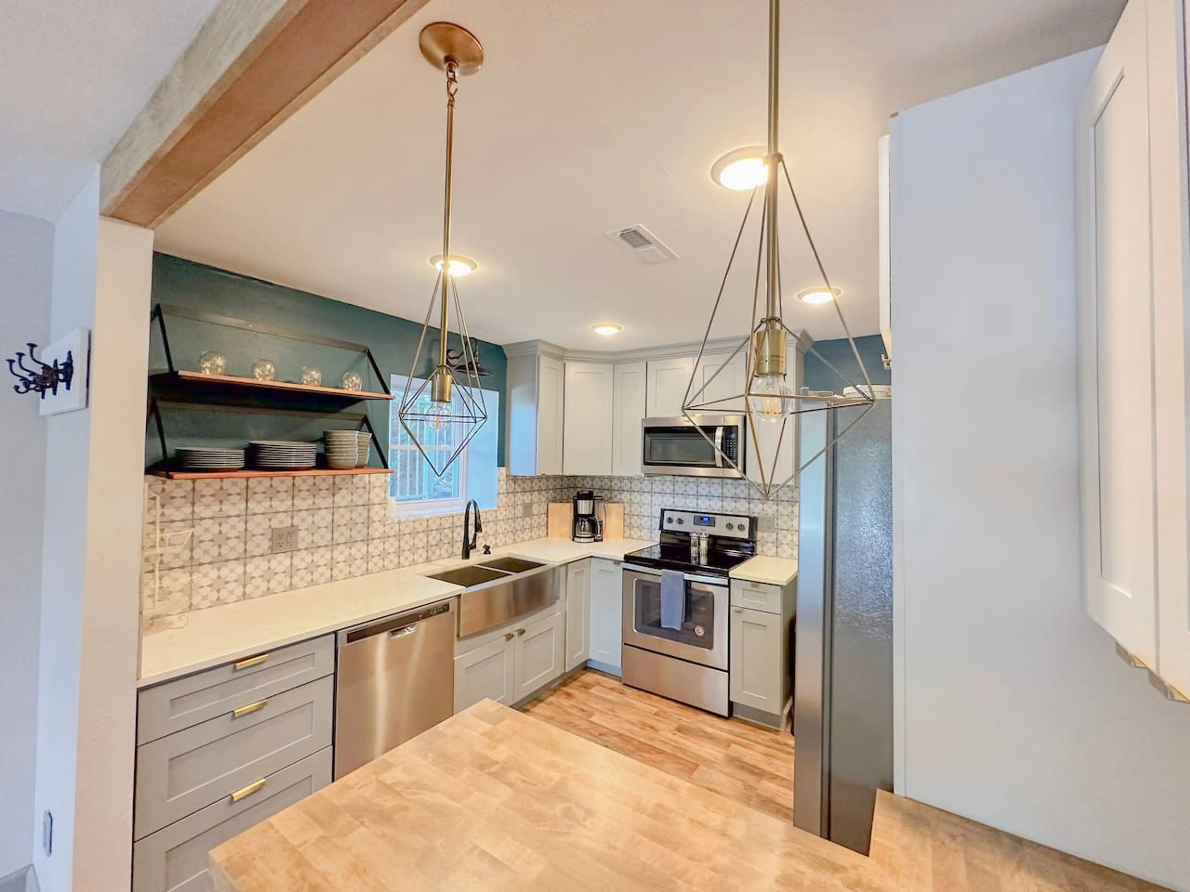 Feel at home with a fully equipped kitchen in this modern condo! Prepare your favorite meals with ease and enjoy the convenience of everything you need at your fingertips for a perfect stay.