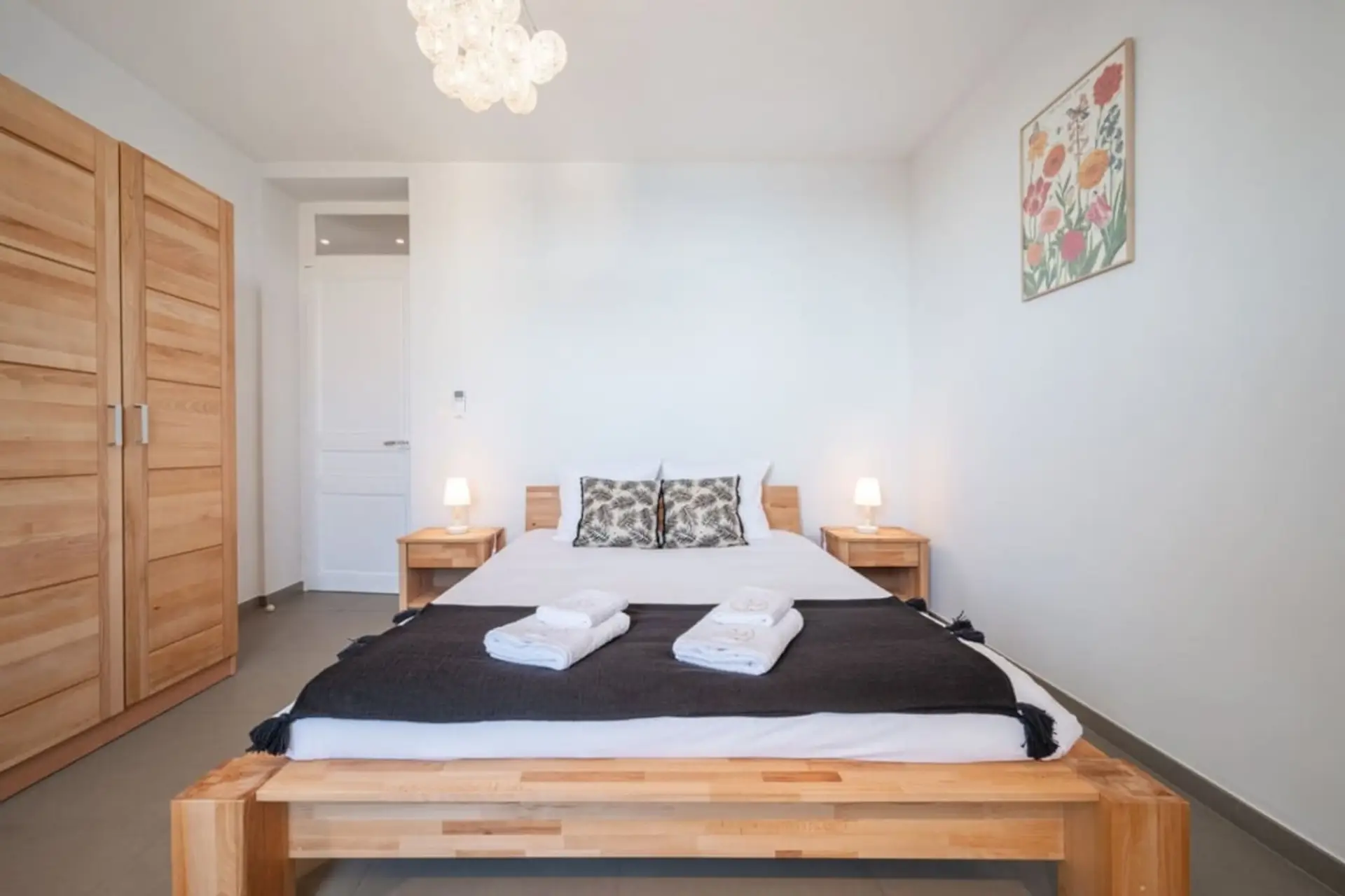 Chambre confortable et propre avec draps et serviettes doux fournis.