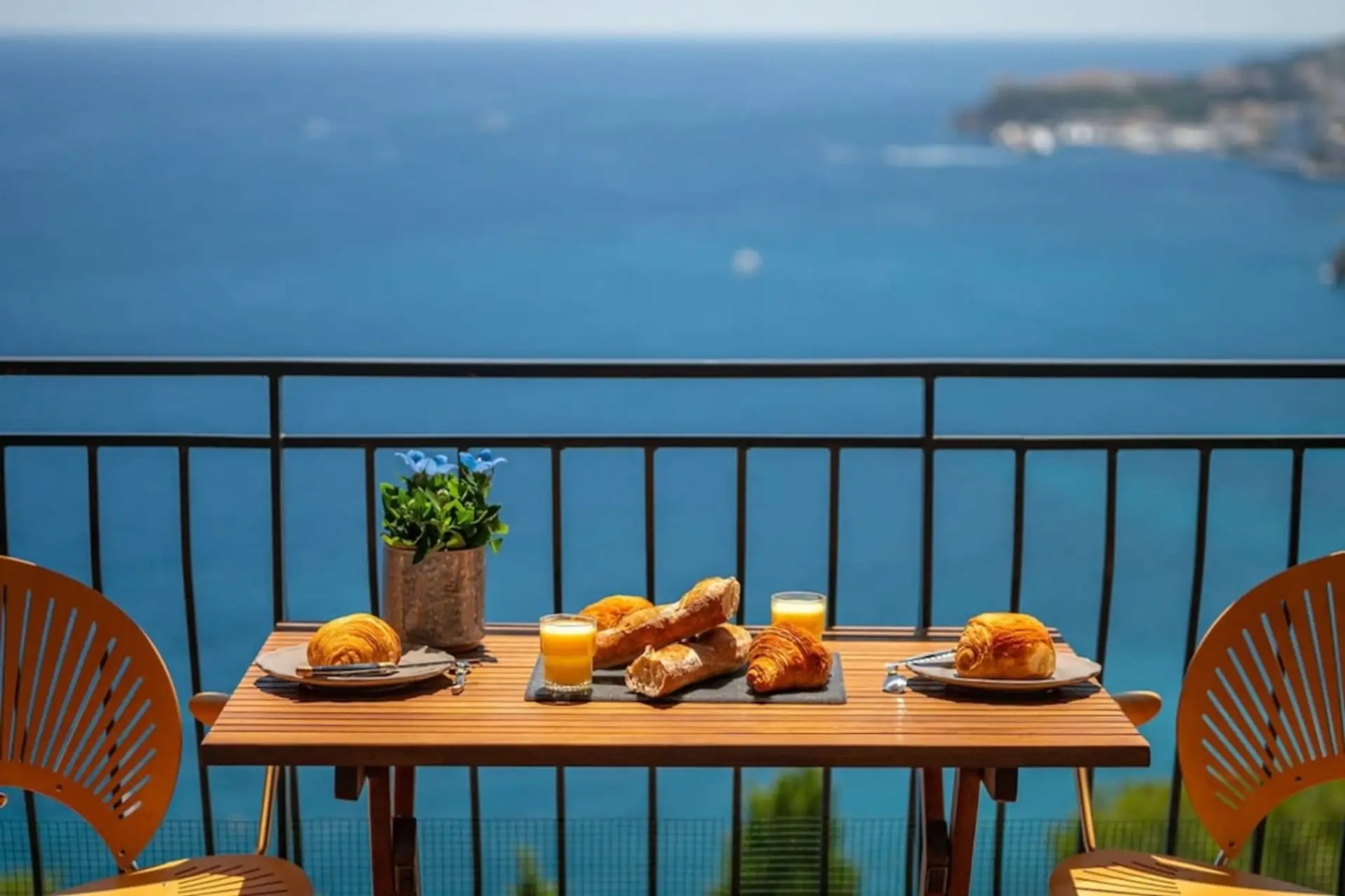 Un balcon offrant une vue magnifique sur l’océan et ses vagues infinies.