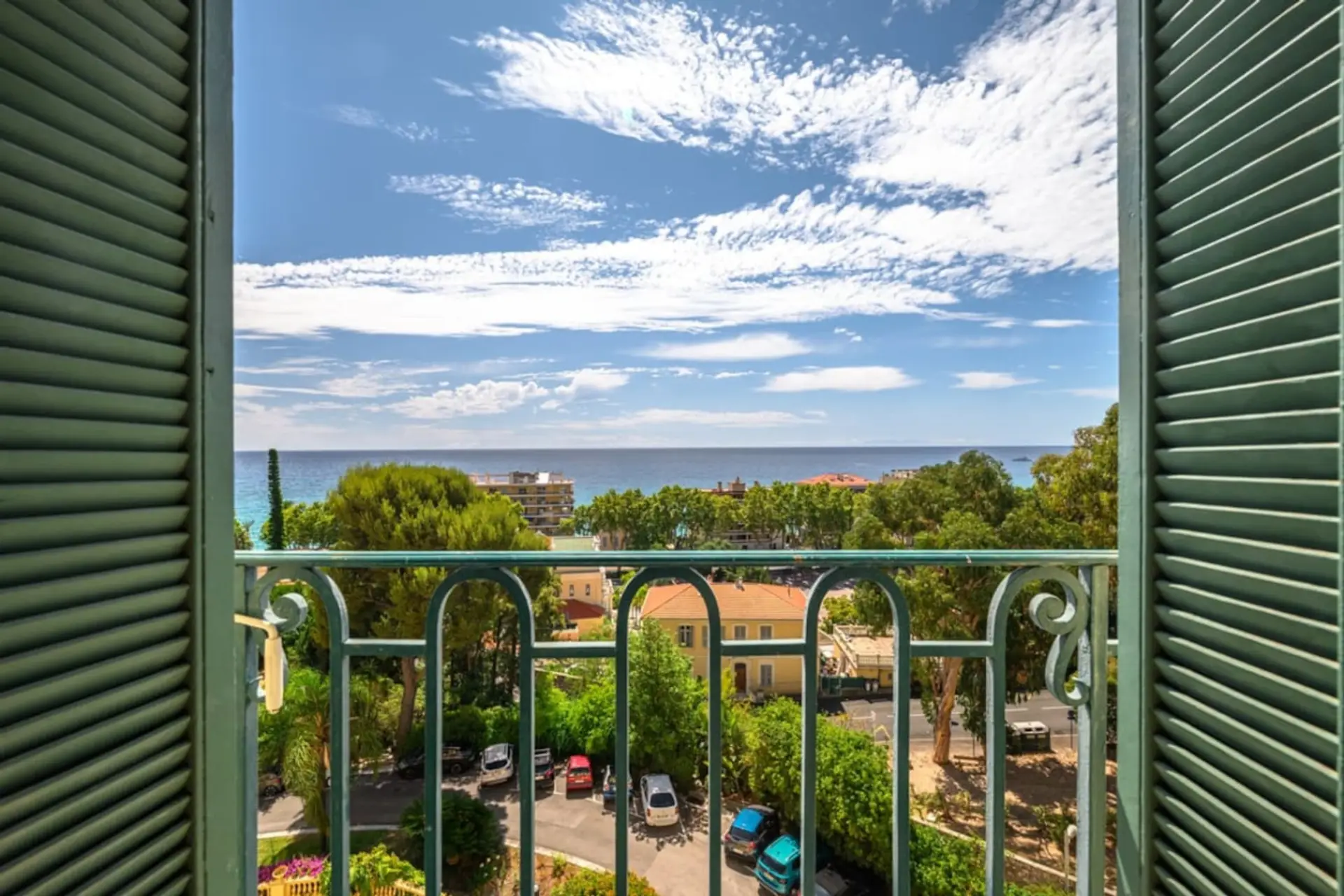 Balcon offrant une vue imprenable sur la mer, idéal pour se détendre.