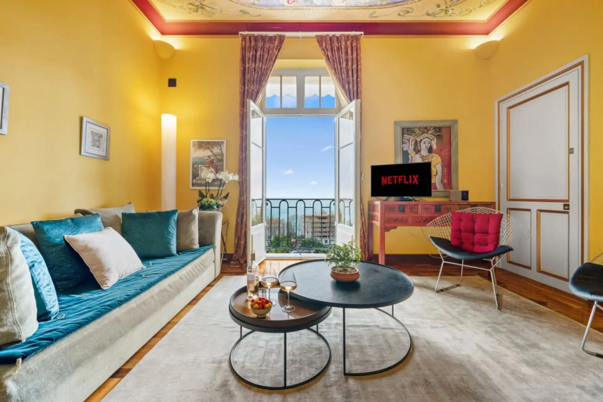 Un salon élégant avec un fauteuil confortable, un éclairage chaleureux et une décoration soignée.