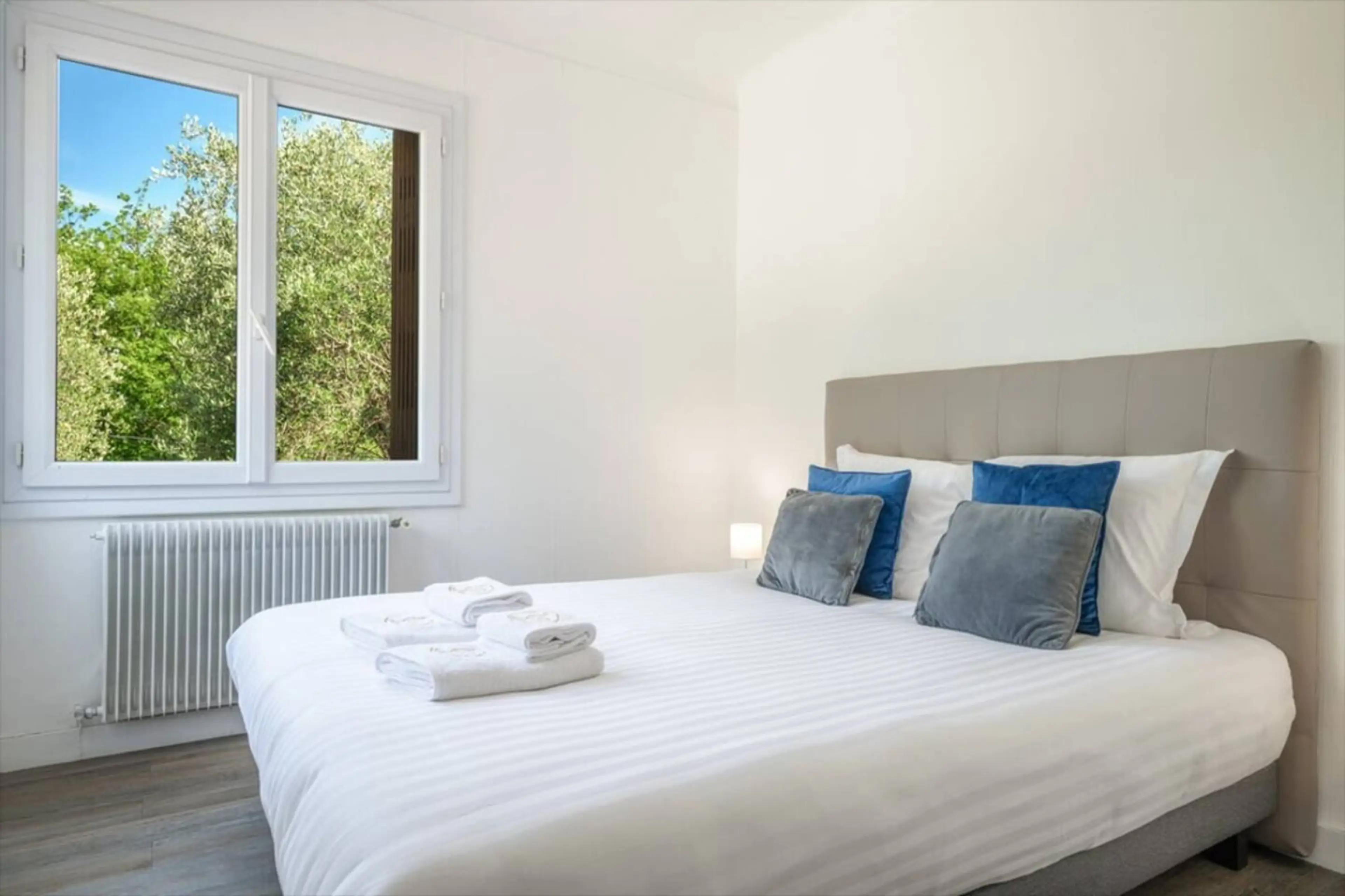 Chambre confortable et propre avec des draps doux et des serviettes fournies.