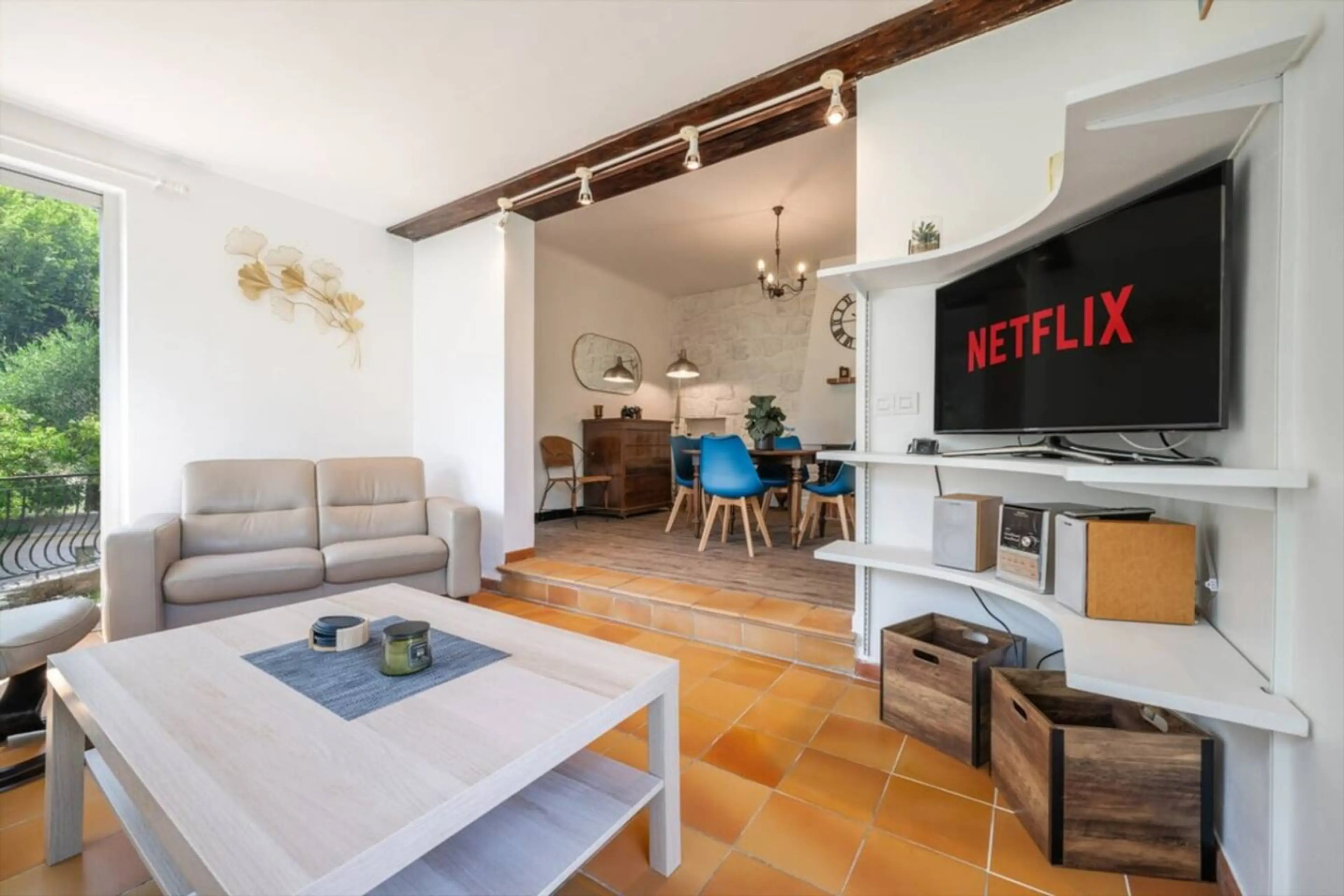 Grand salon lumineux offrant un espace convivial avec une vue imprenable sur la mer.