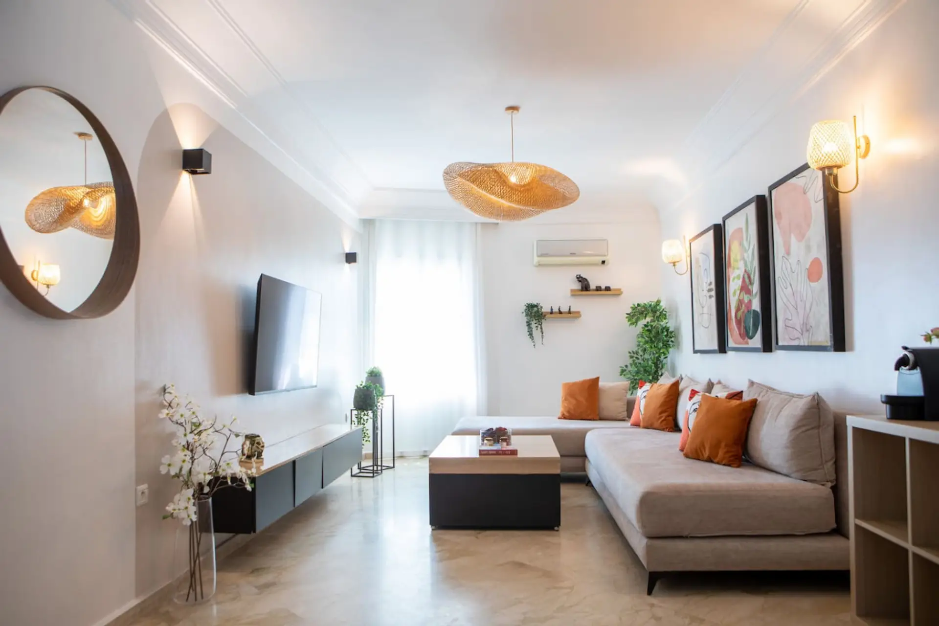 Salon spacieux et lumineux avec TV et espace détente