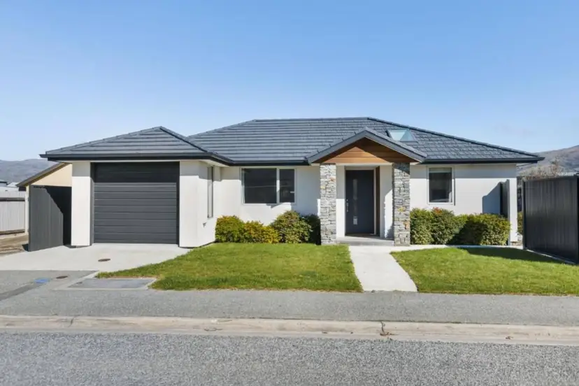 Best For Mates! Double Ensuite Home!