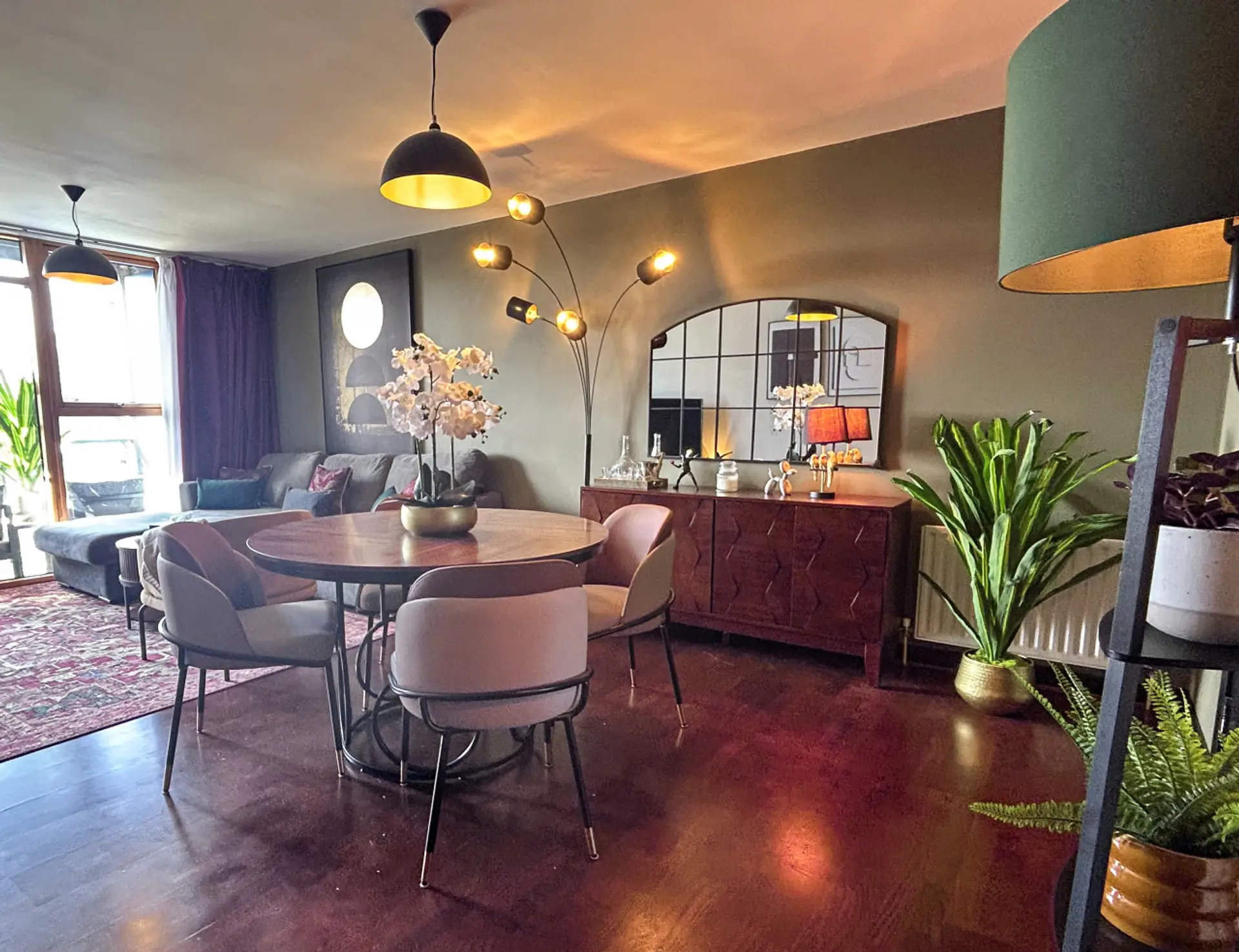 Open-plan dining space perfect for relaxed meals and gatherings.