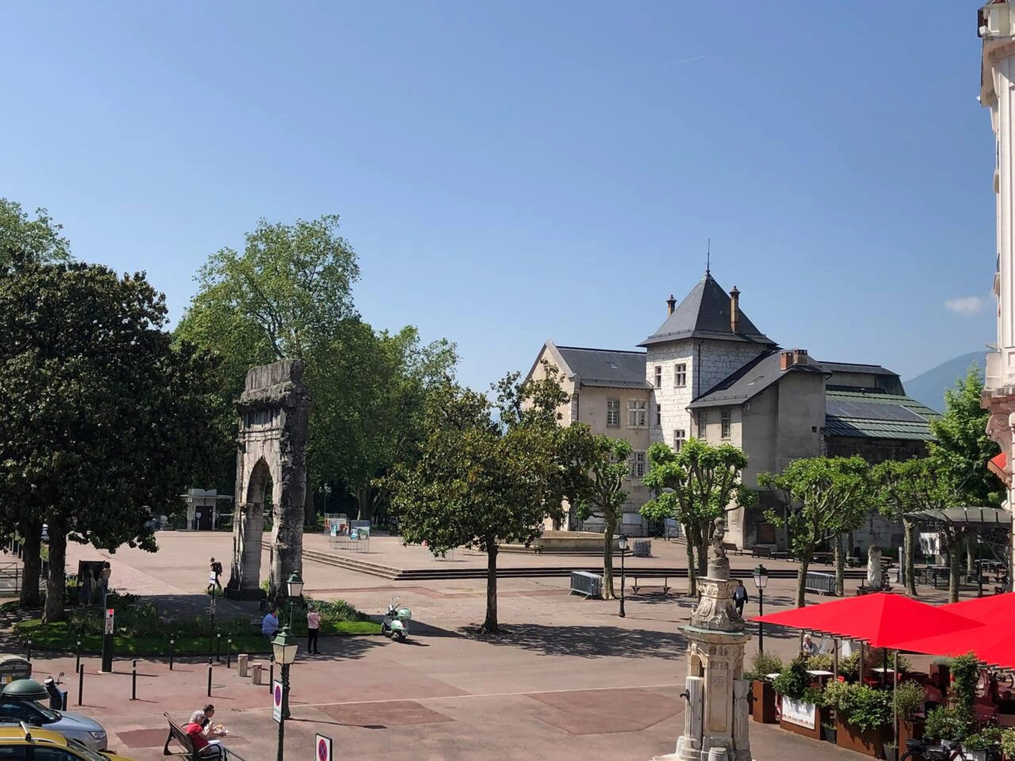 Vue depuis le salon sur la place des Thermes
