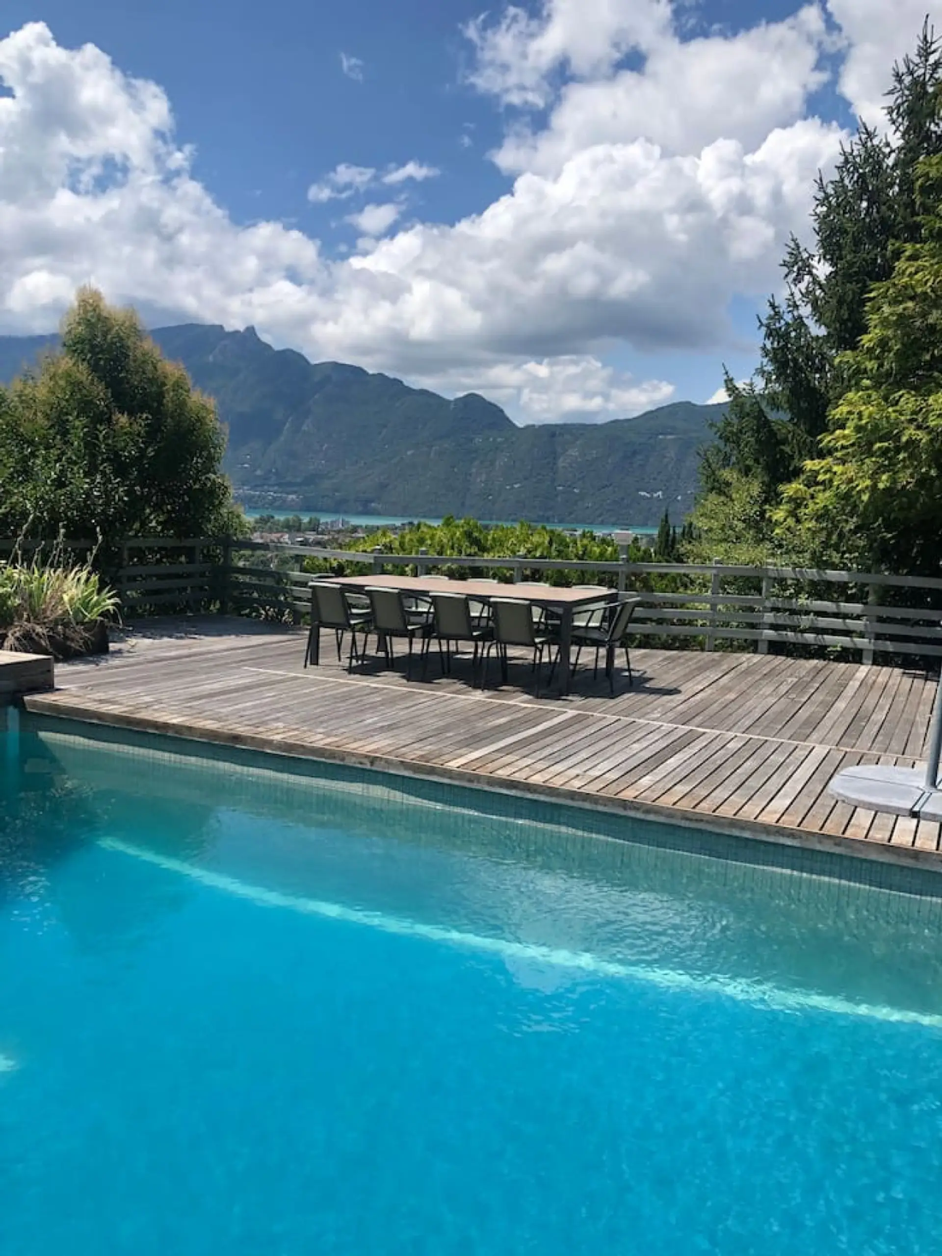 Piscine et coin repas