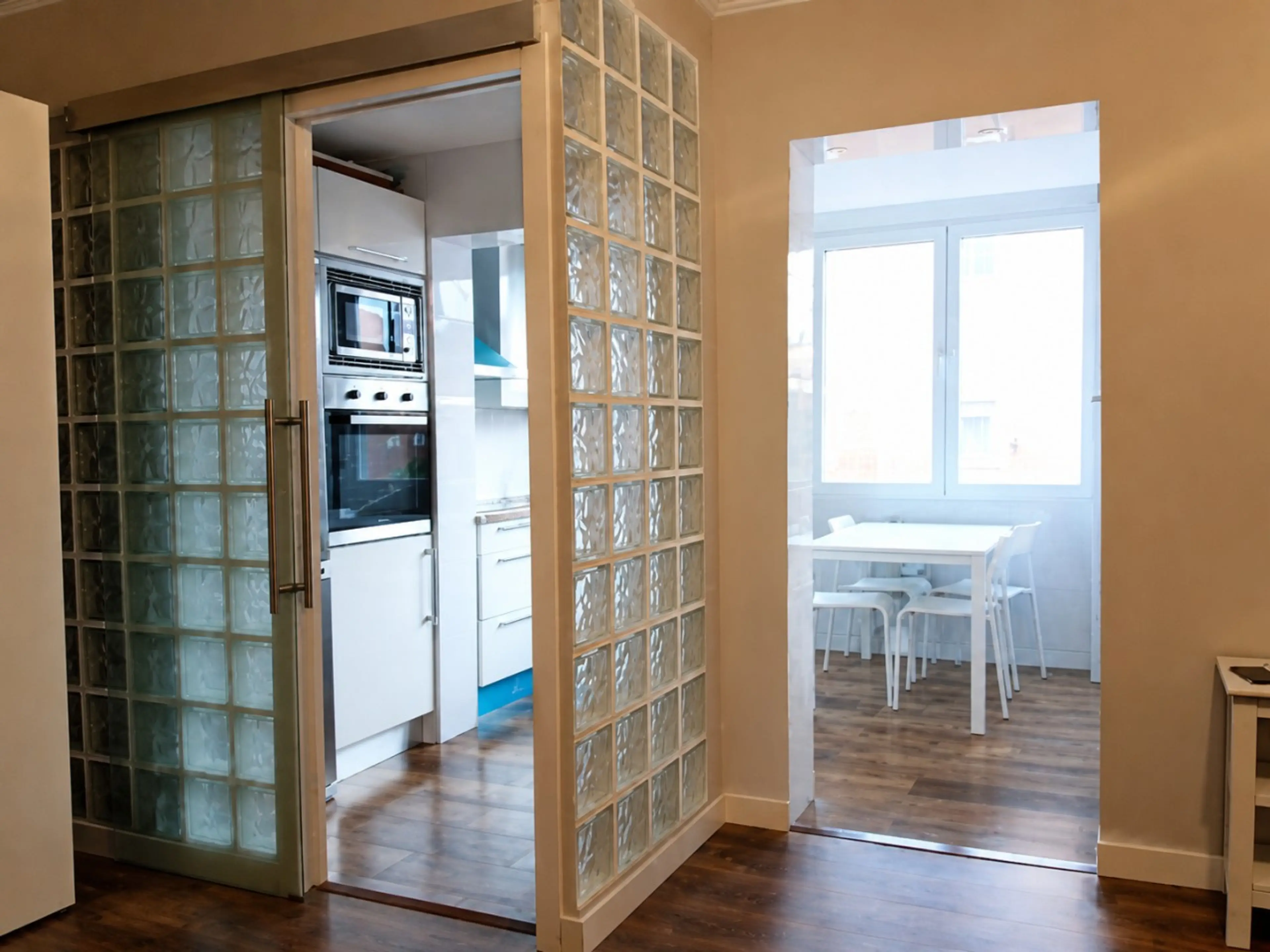 Apartamento Luminoso con Cocina Equipada y Amplios Ventanales