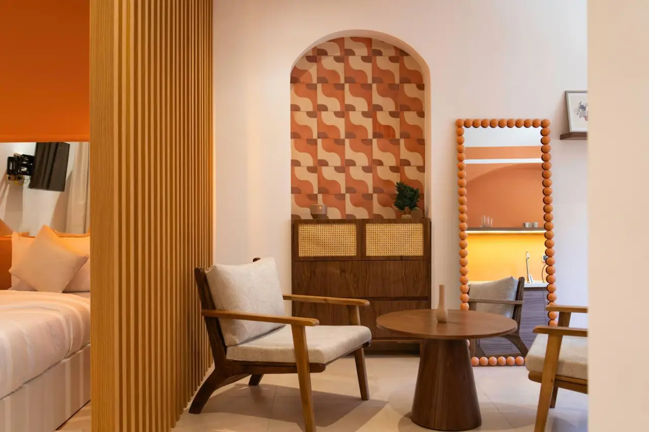 La Suite Bois & Lumière — studio élégant face à la gare de Marrakech