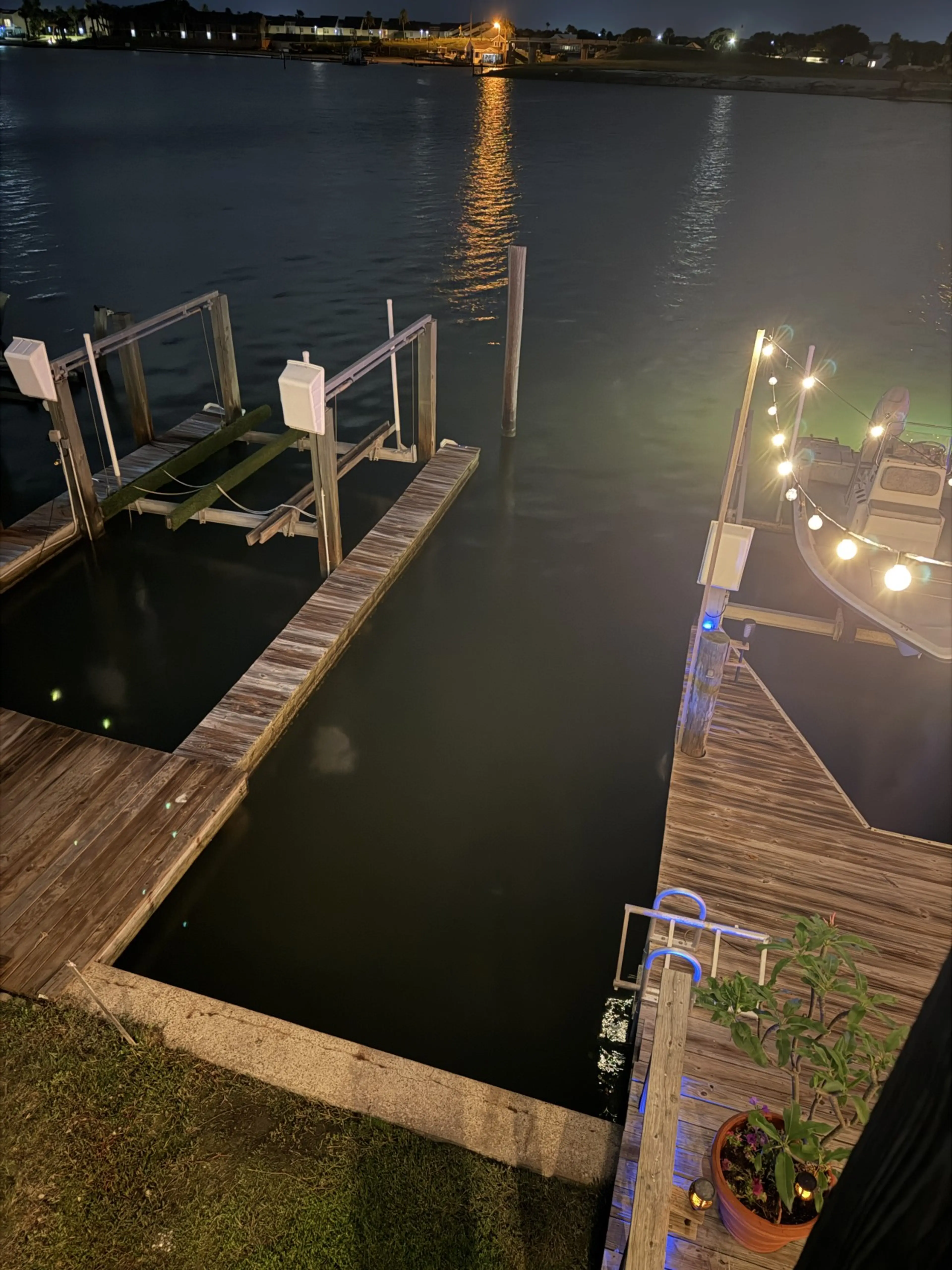 This 10 foot wide space between the boat lifts is dedicated for guests to dock their boat.  If a different configuration is needed please send us an inquiry and we will try to accommodate.