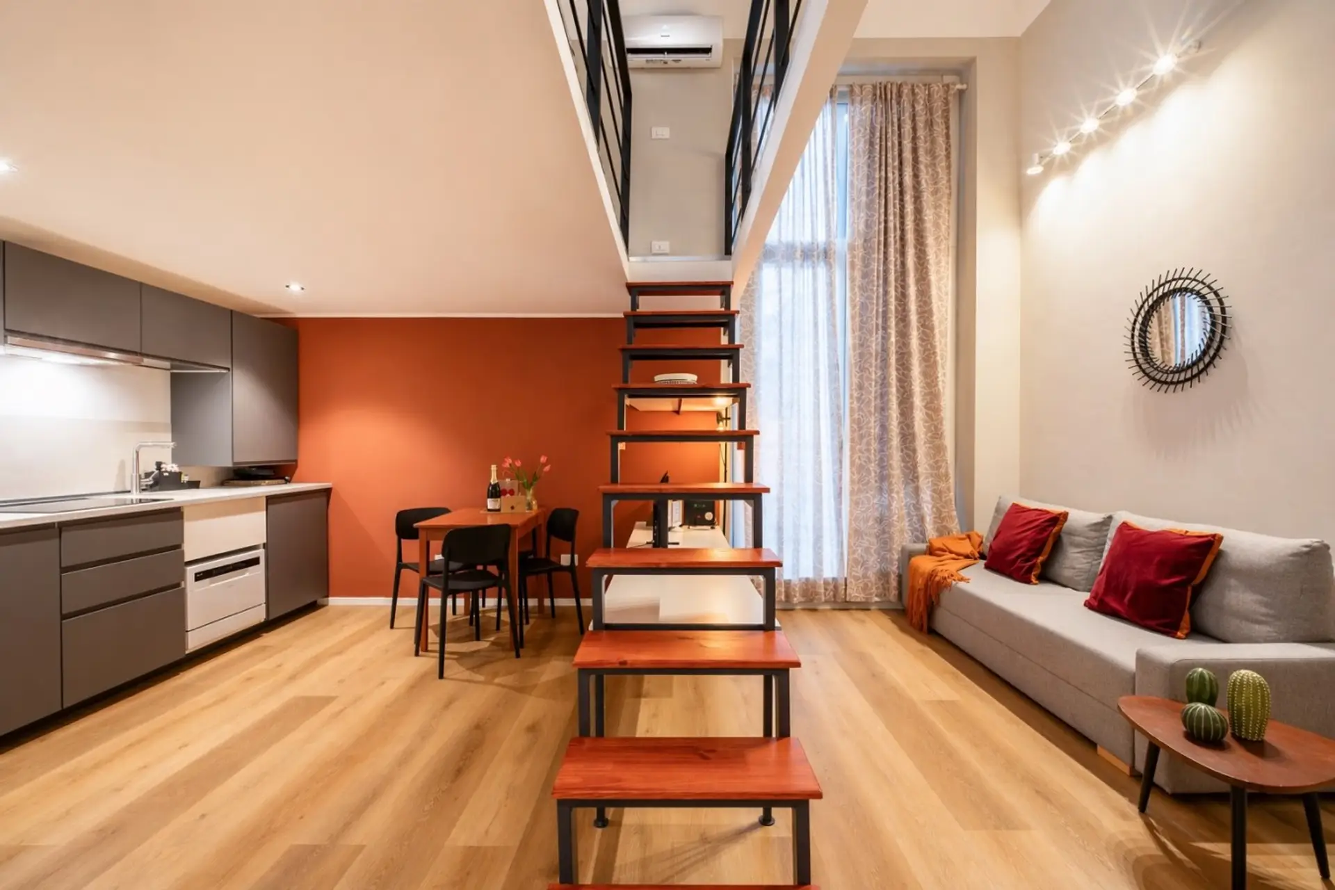 6 (1Zona living open space con scala di design a vista che conduce alla zona notte climatizzata. Al piano inferiore zona relax con TV, cucina completamente attrezzata e grandi finestre che portano luce naturale, nel centro storico di Genova.