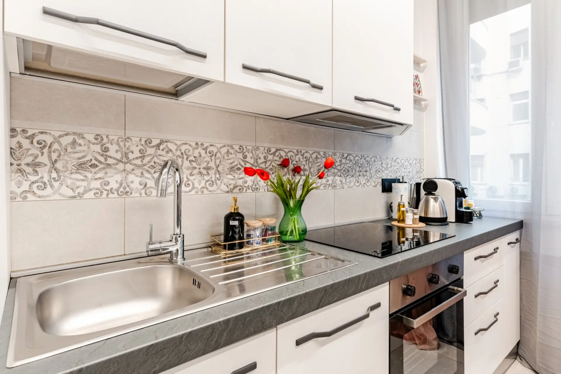 Cucina completa e ben attrezzata, ideale per preparare ogni pasto in totale autonomia. Piano a induzione, forno, lavastoviglie, frigorifero con congelatore, macchina del caffè, bollitore e tutti gli utensili essenziali per cucinare con comodità.