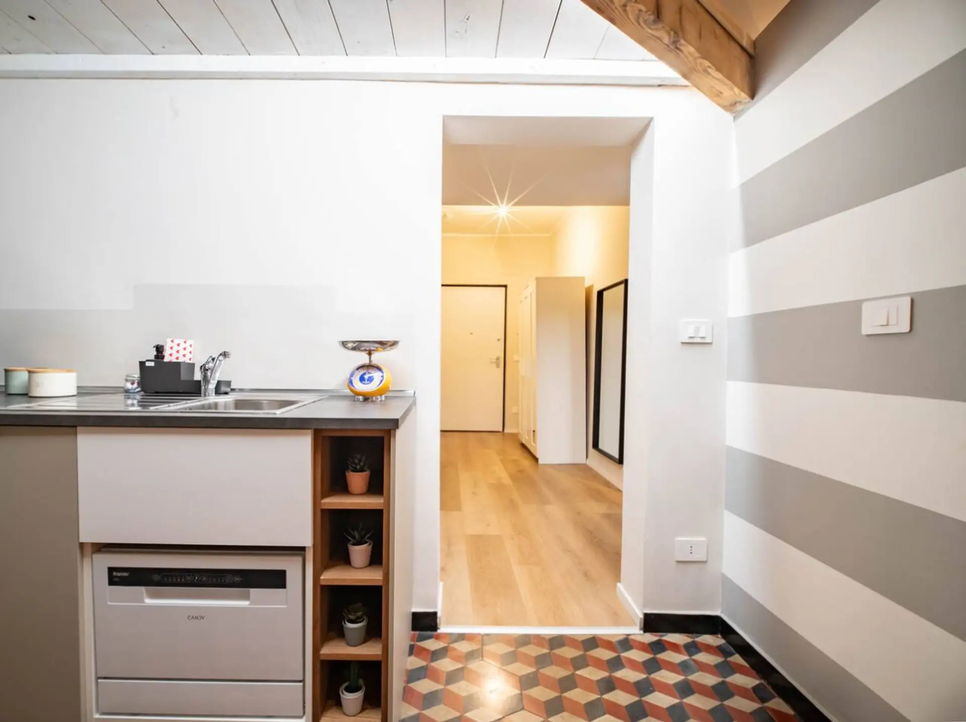 Zona cucina collegata in modo diretto alla zona notte e all’ingresso. Spazi ben distribuiti e funzionali, pensati per muoversi con comodità e vivere l’appartamento in modo pratico e rilassato nel centro storico di Genova.