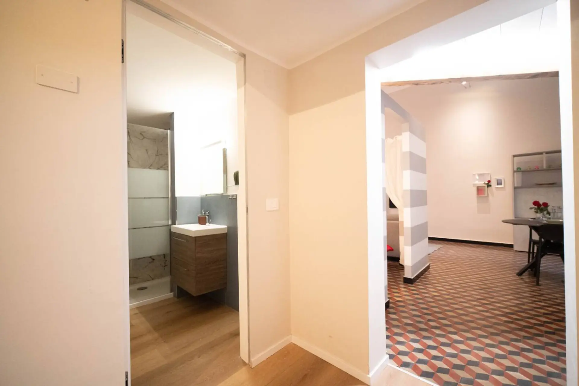 Bagno moderno con doccia ampia e acqua calda, pensato per il massimo comfort. A disposizione phon, sapone e bagnodoccia, per una pausa di relax pratica e piacevole durante il soggiorno.