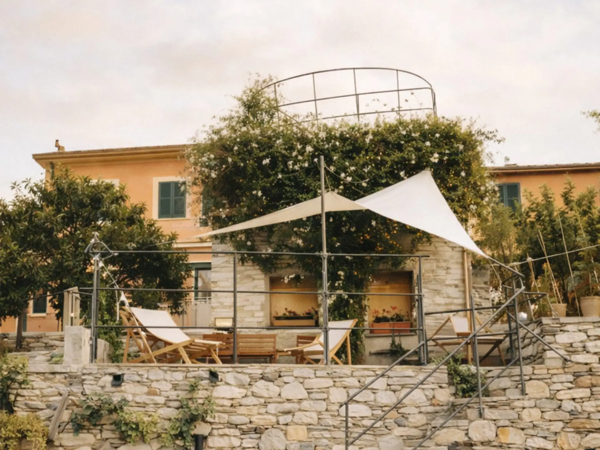 Vista esterna de La Casa di Teresa, immersa nella quiete del borgo di Levà. La terrazza panoramica con gazebo, lettini e zona relax è il luogo ideale per rilassarsi all’aperto tra natura e scorci sulla Riviera Ligure.