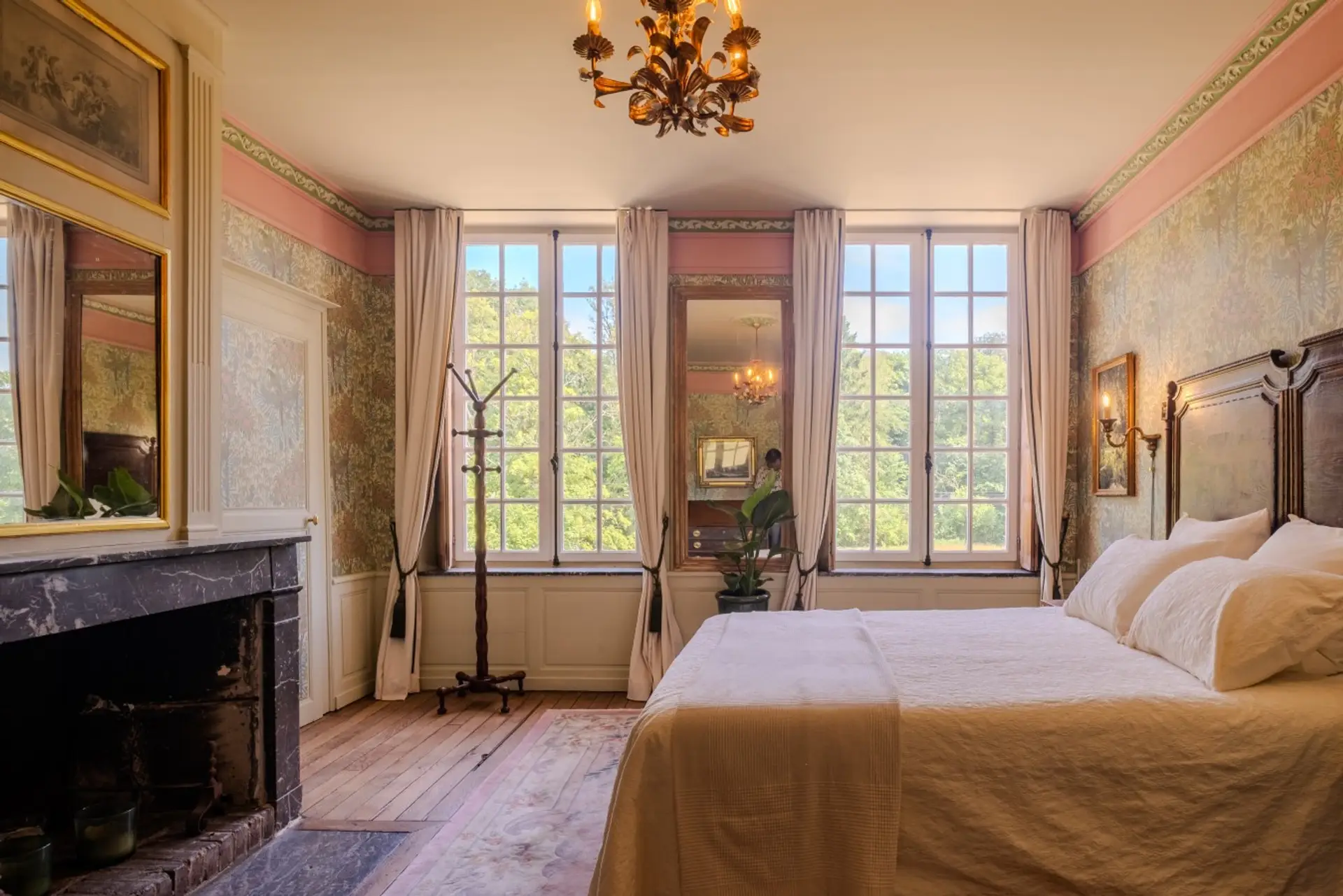 A room where history, comfort and the surrounding landscape come together.