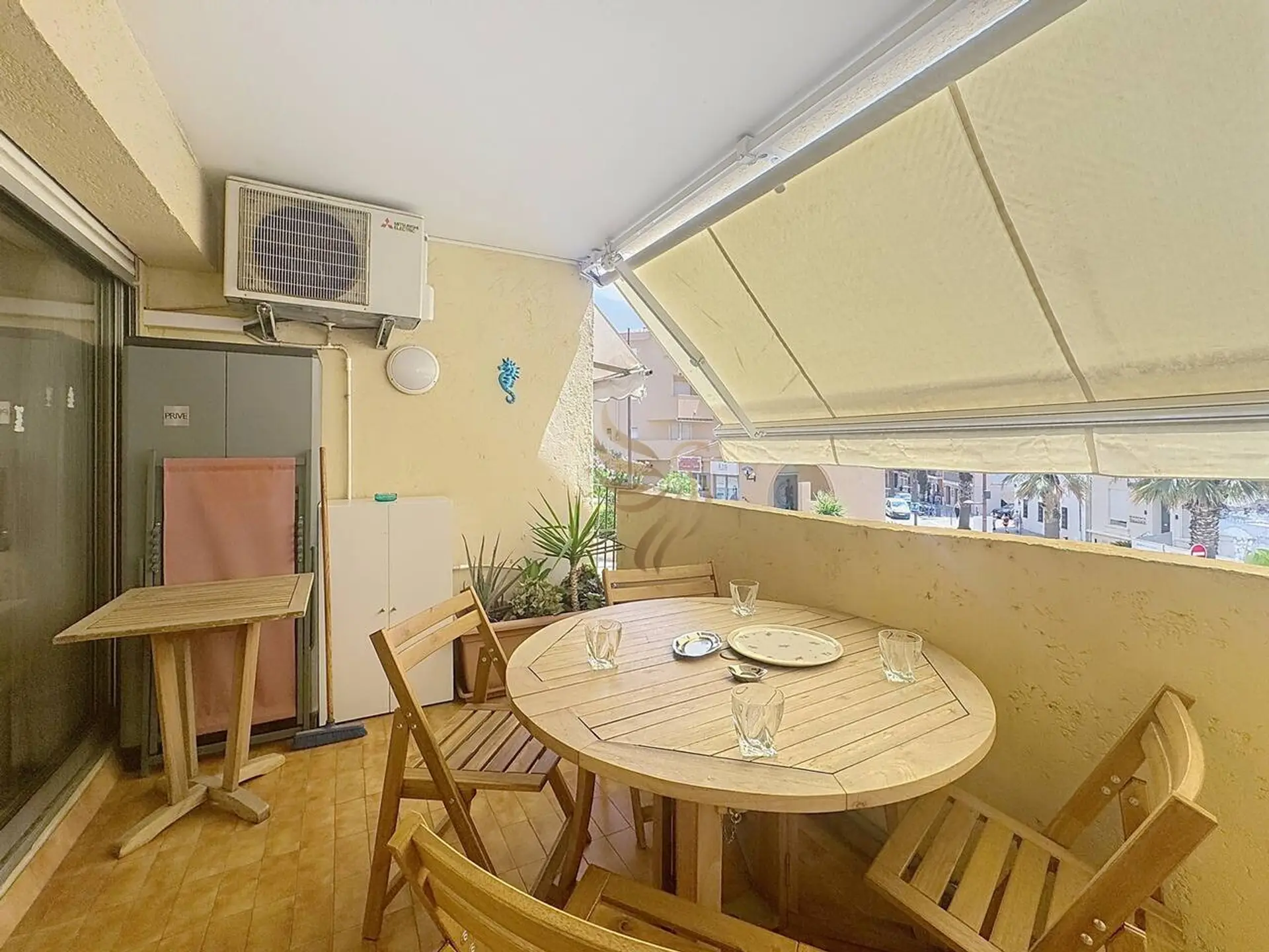 Terrasse ensoleillée avec espace repas idéal pour vos petits-déjeuners