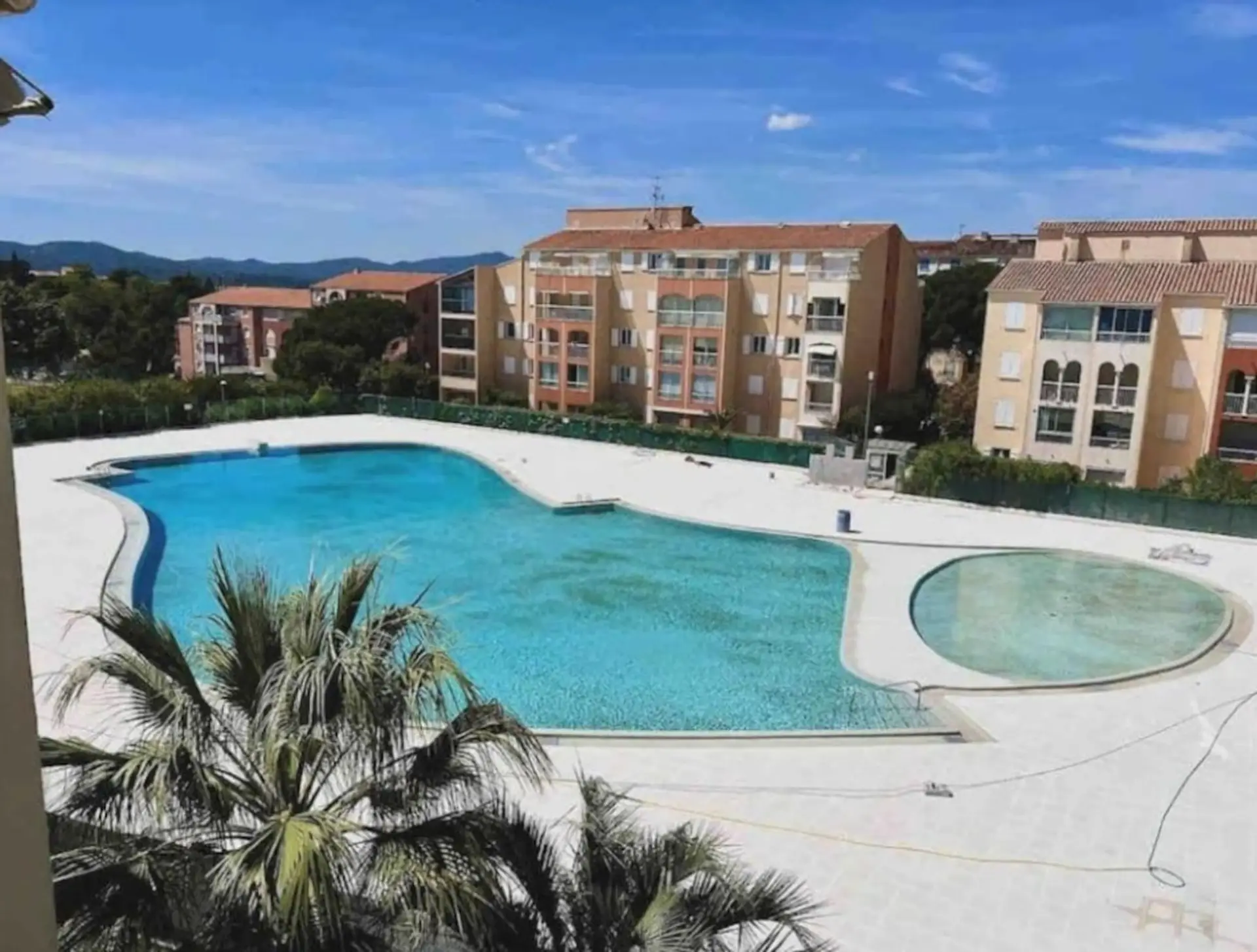 Piscine au coeur de la résidence, son cadre agréable et sécurisé en fait un véritable atout pour vos loisirs !