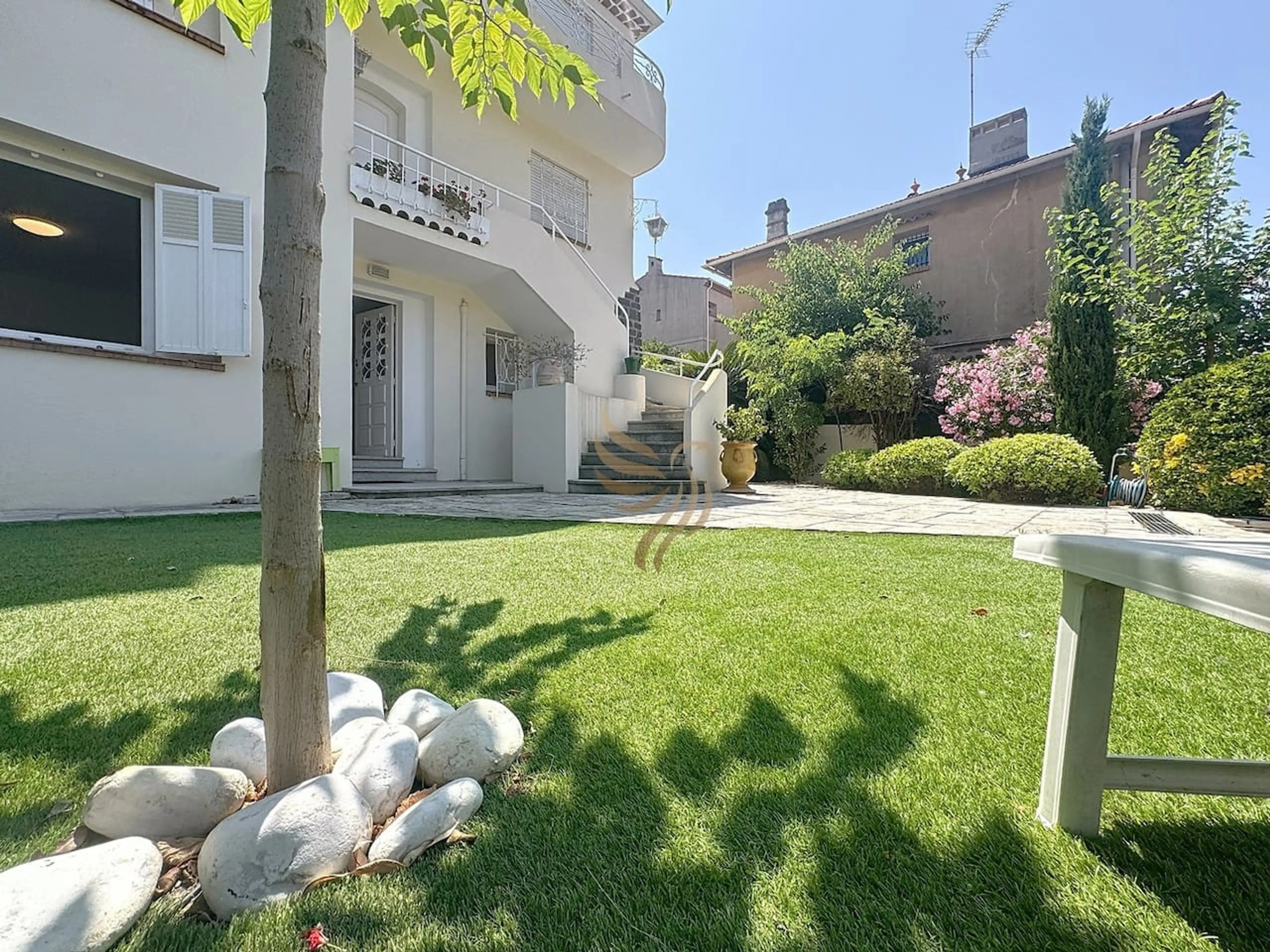 Les espaces verts de la résidence offrent un cadre verdoyant et paisible.