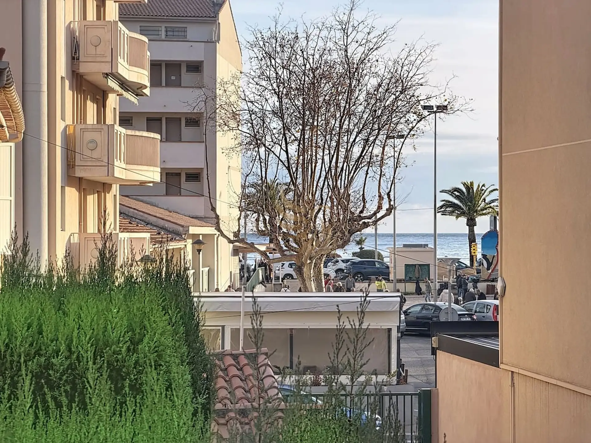 Résidence en bord de mer avec vue mer de la terrasse , accès rapide au port et aux restaurants.