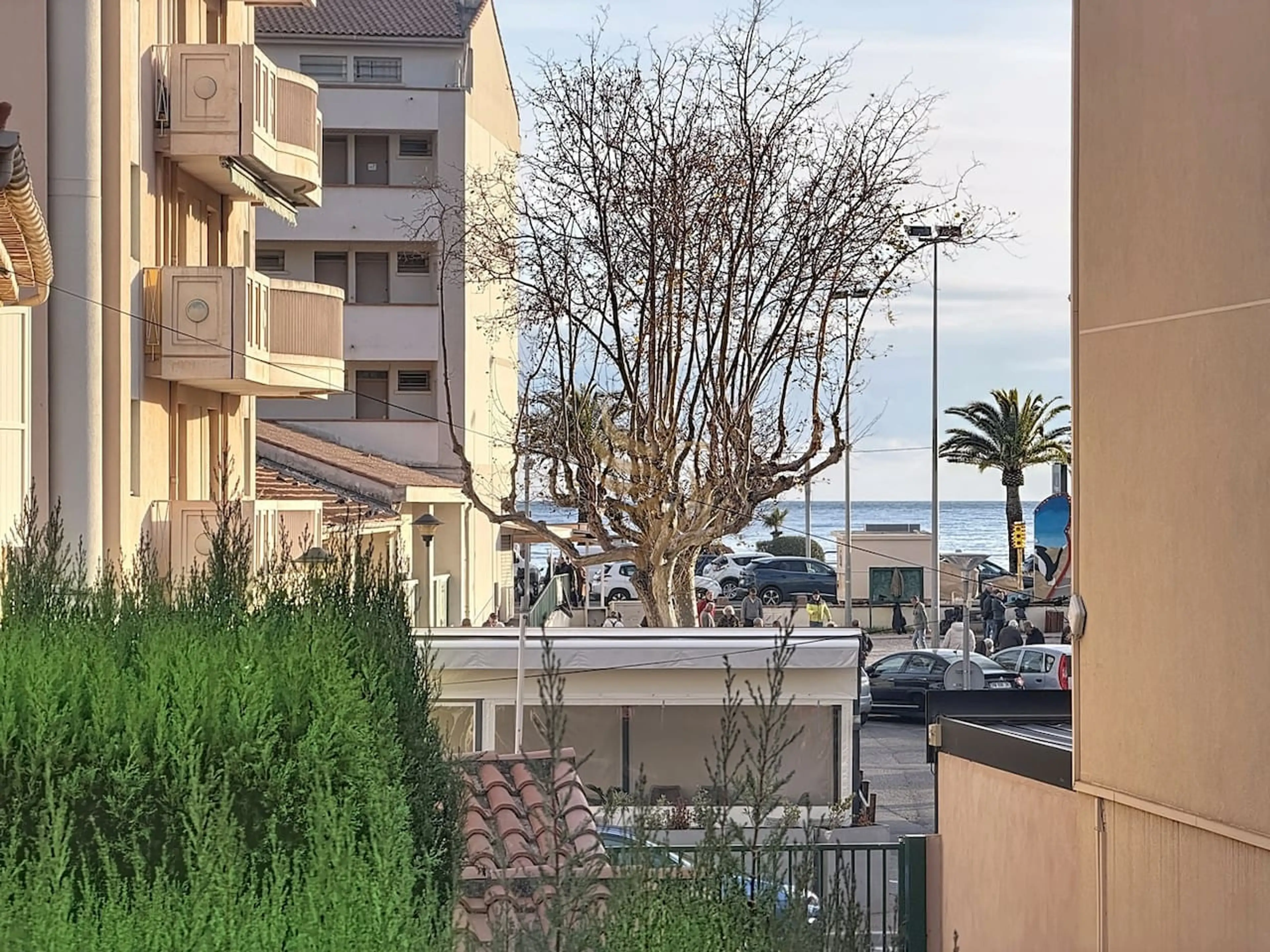 Résidence en bord de mer avec vue mer de la terrasse , accès rapide au port et aux restaurants.