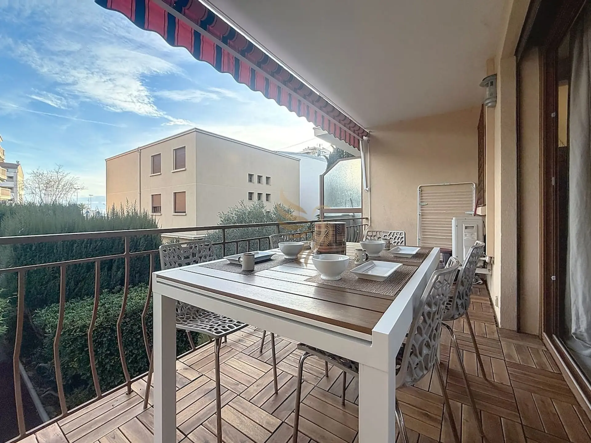 Terrasse agréable pour profiter des repas en extérieur et du climat méditerranéen.