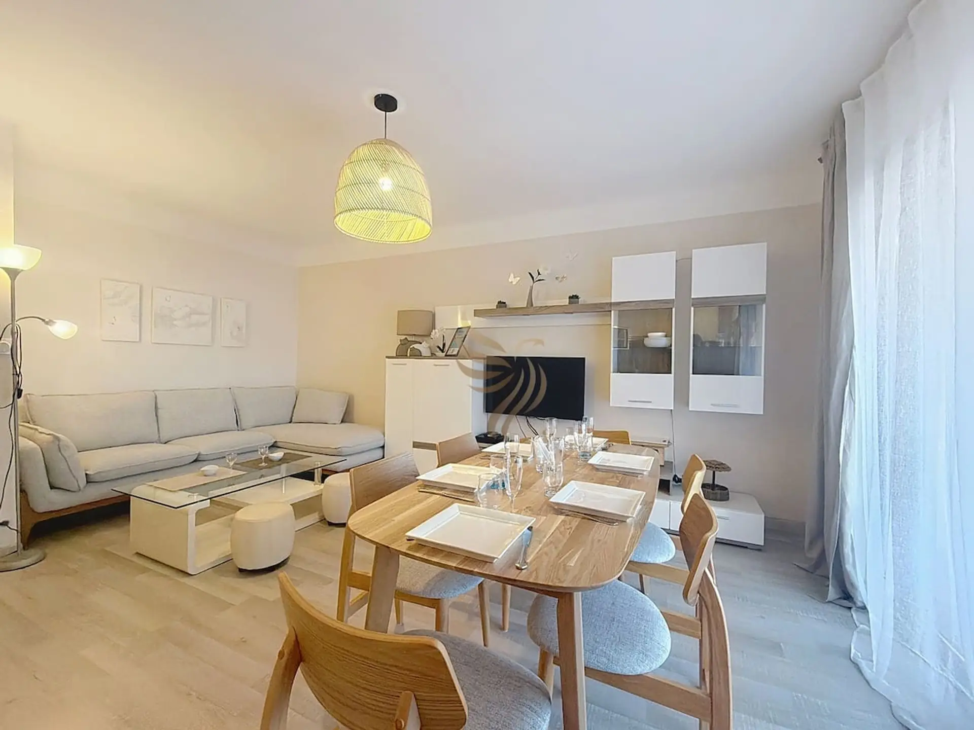 Imaginez-vous savourant un bon repas à la table à manger blanche, baignée de lumière naturelle. La cuisine est compacte mais bien équipée, idéale pour cuisiner de délicieux repas. L'éclairage suspendu ajoute une touche contemporaine à l'espace.